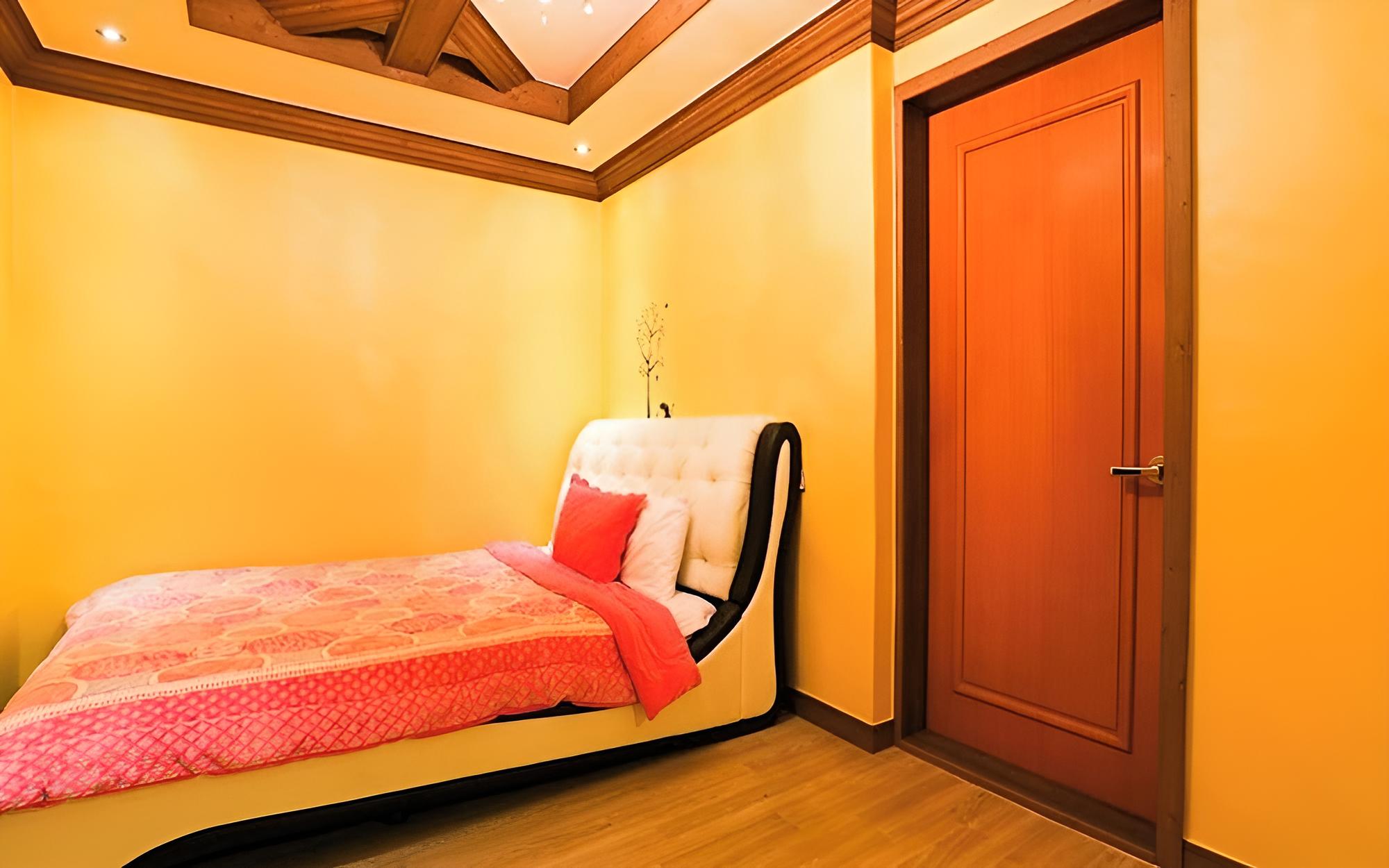 Room (Blue 1st floor (bed 2))