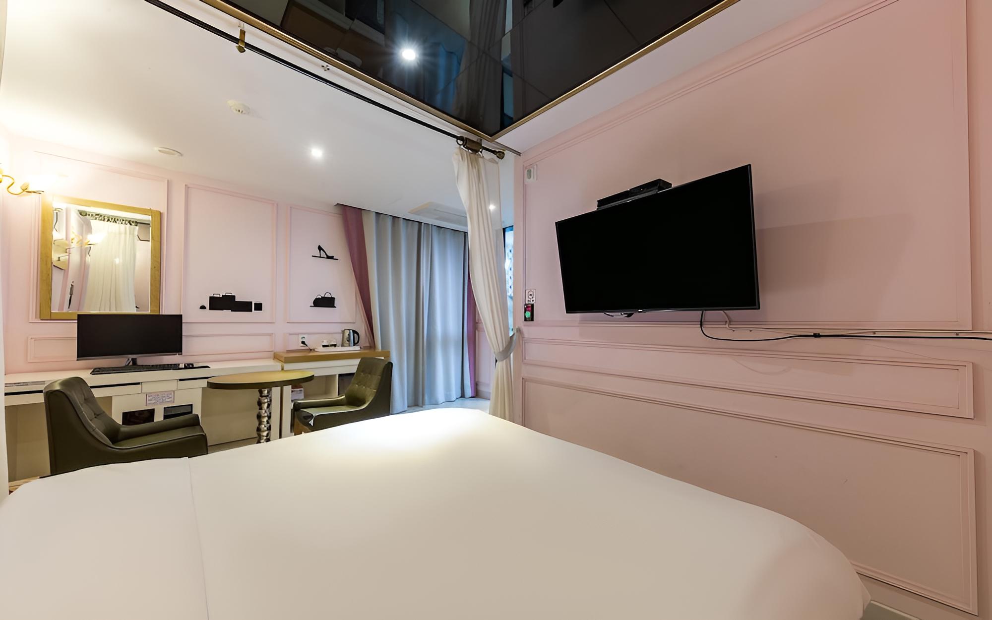 Room (Semi-private room-Princess Room (late)