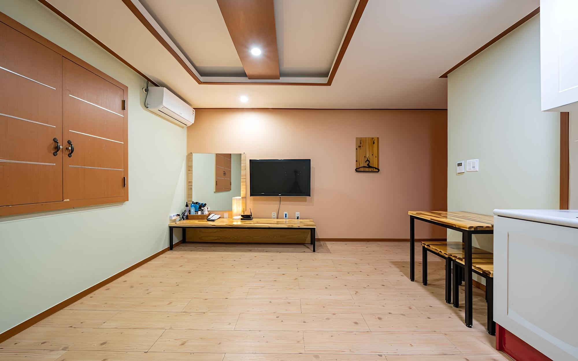 Room (Standard Ondol Pension Type (Netflix)) - Photo 2