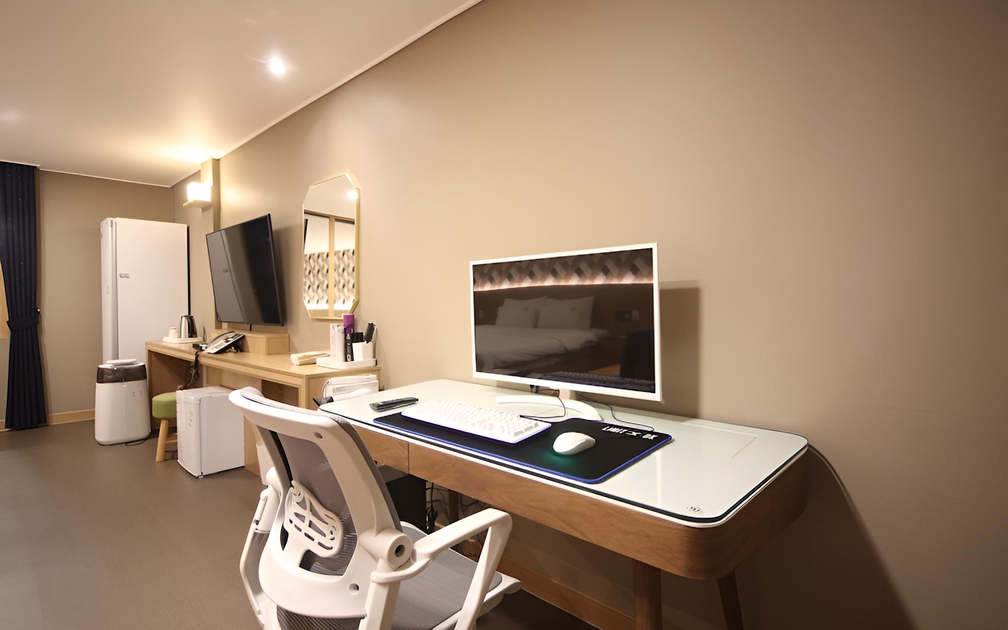 Room (Superior High Performing Gaming PC (S) - Photo 3