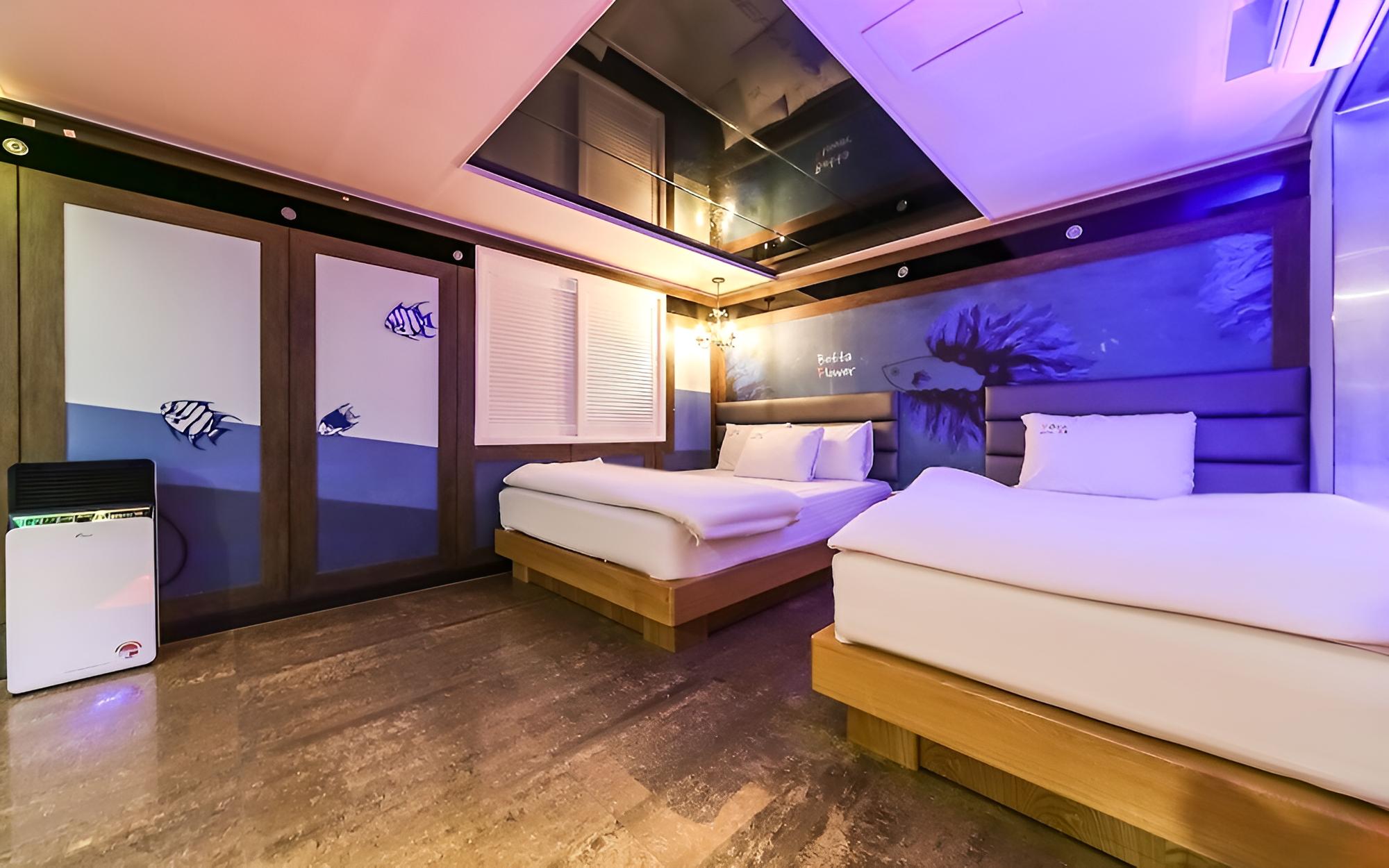 Room (Twin)