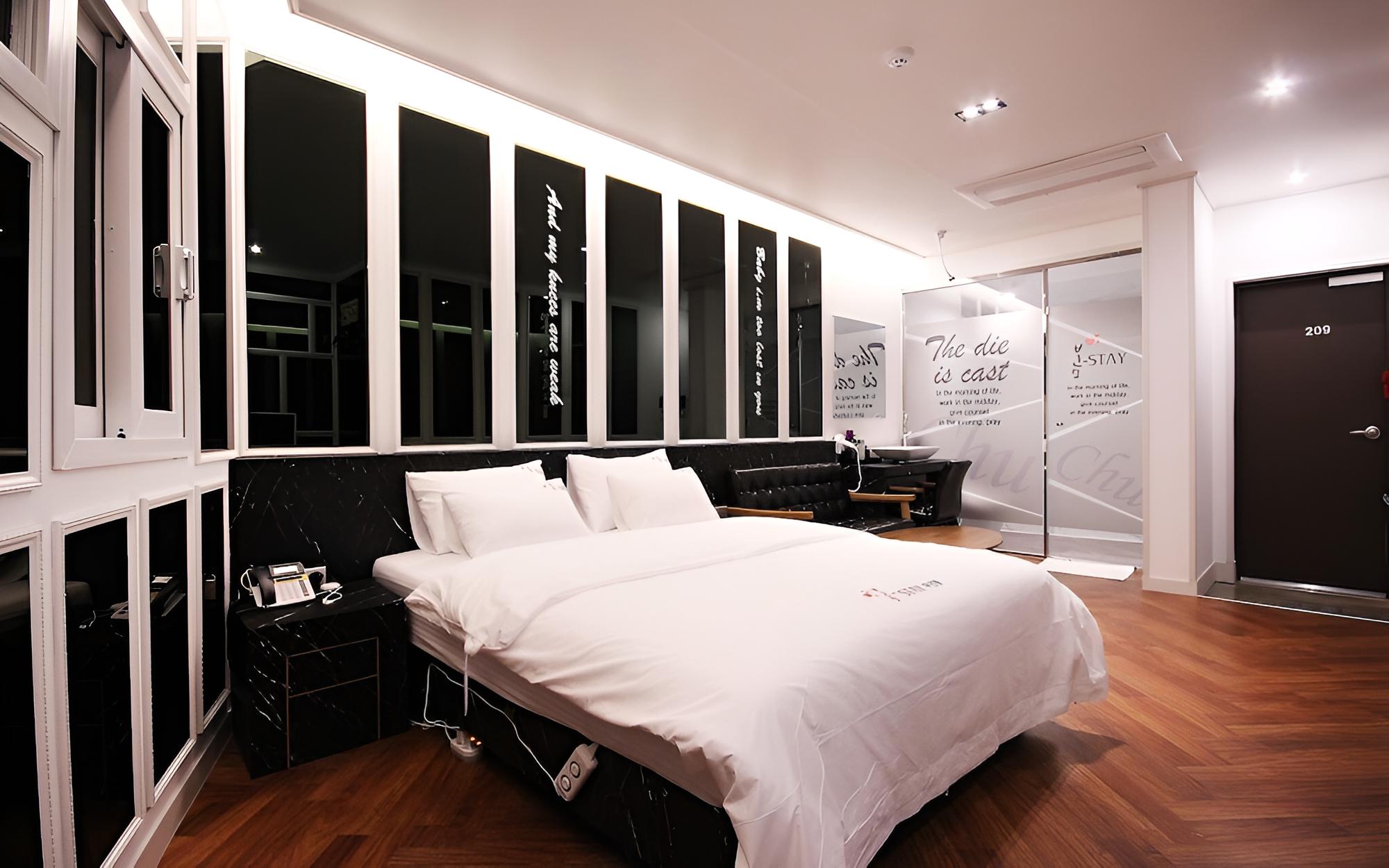 Room (Standard (1 vehicle per room)) - Photo 15