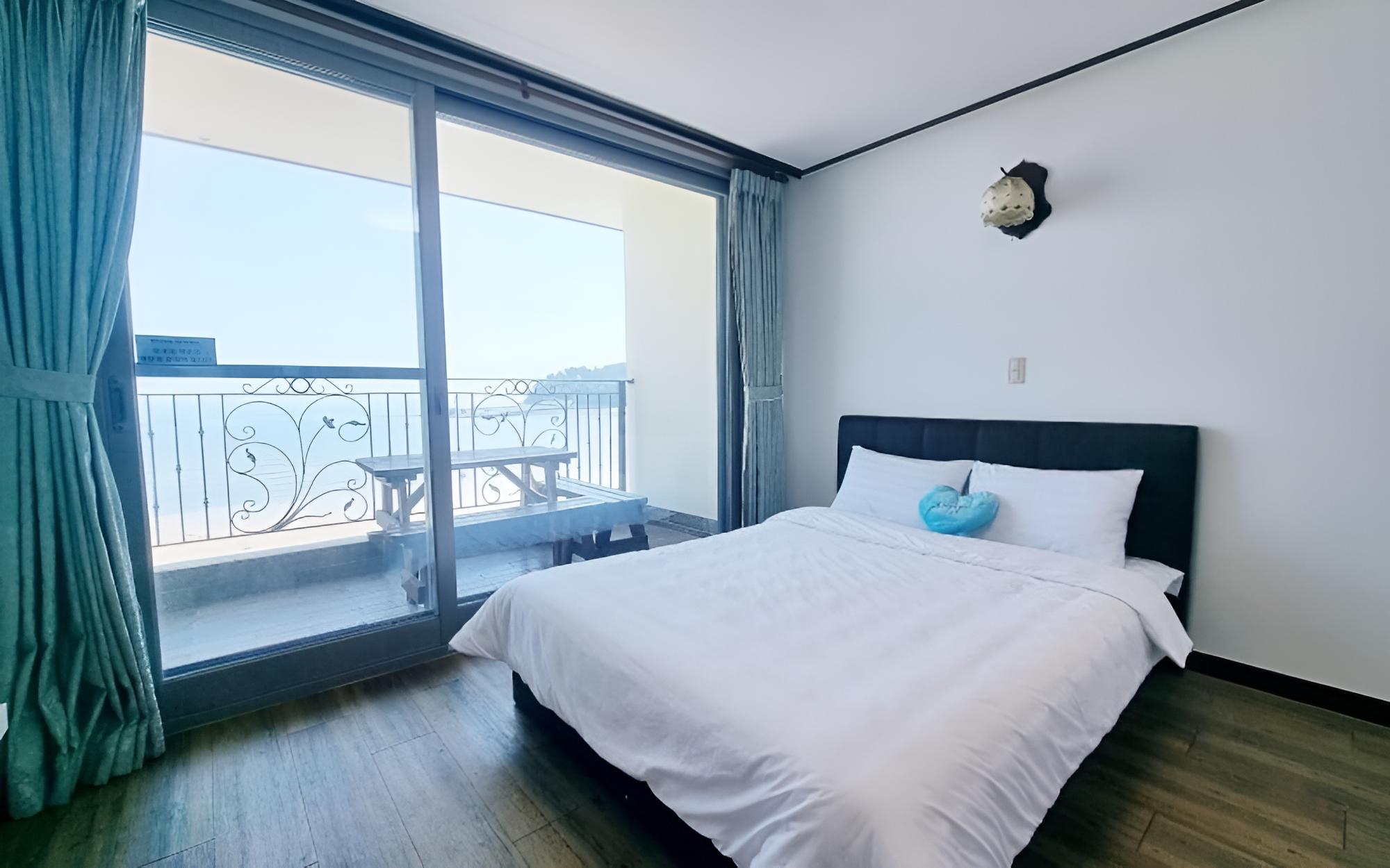 Room (12-pyeong bed (1st floor ocean view r)
