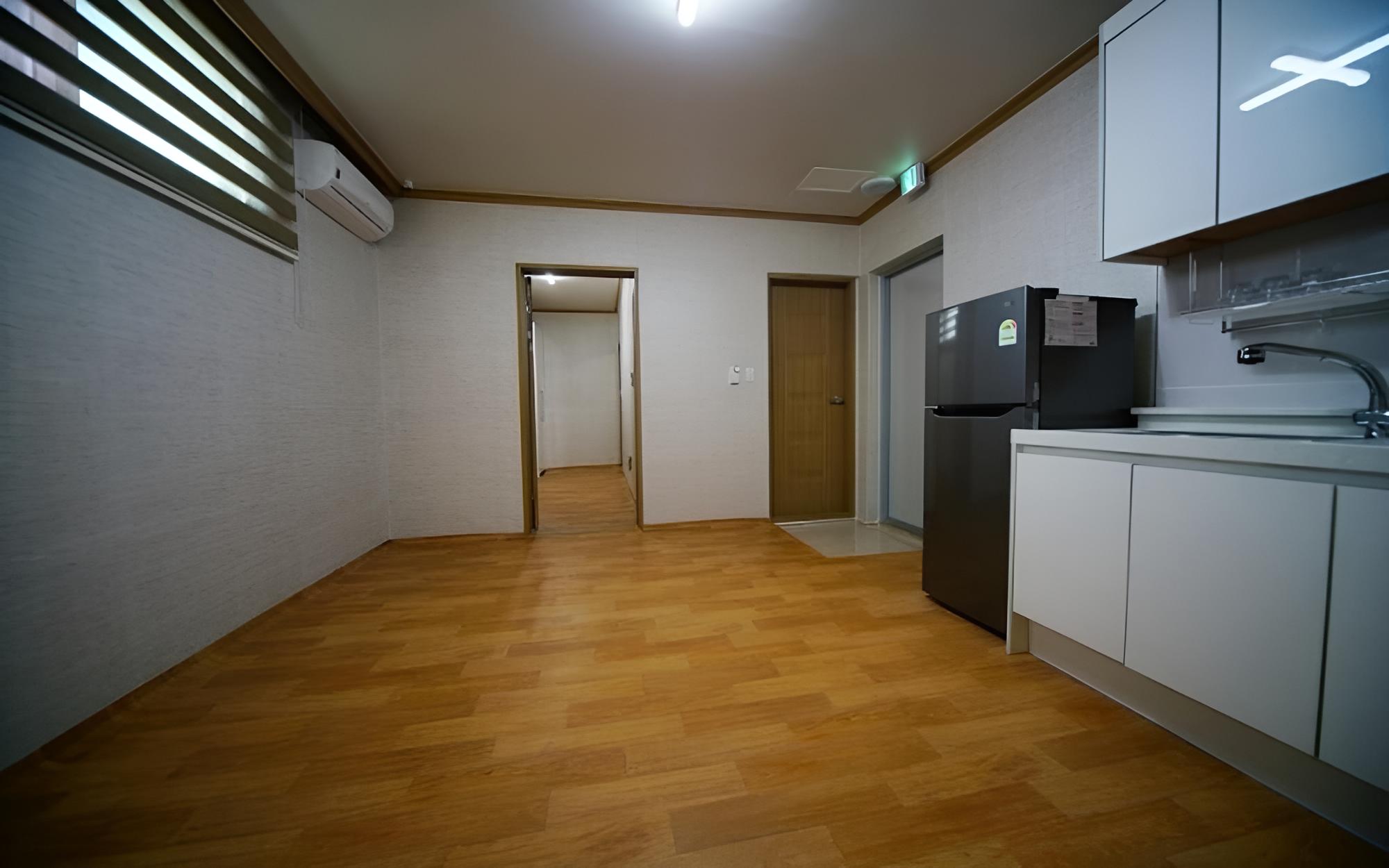 Room (49m Studio - Room 101)