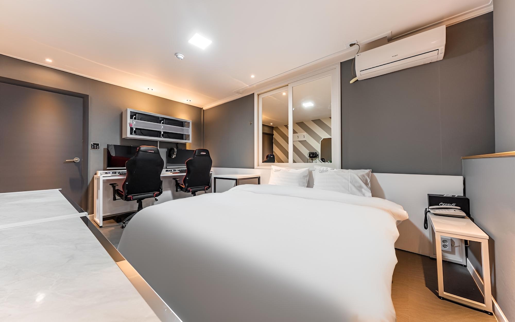 Room (Deluxe Room (Couples PC Netflix avail)