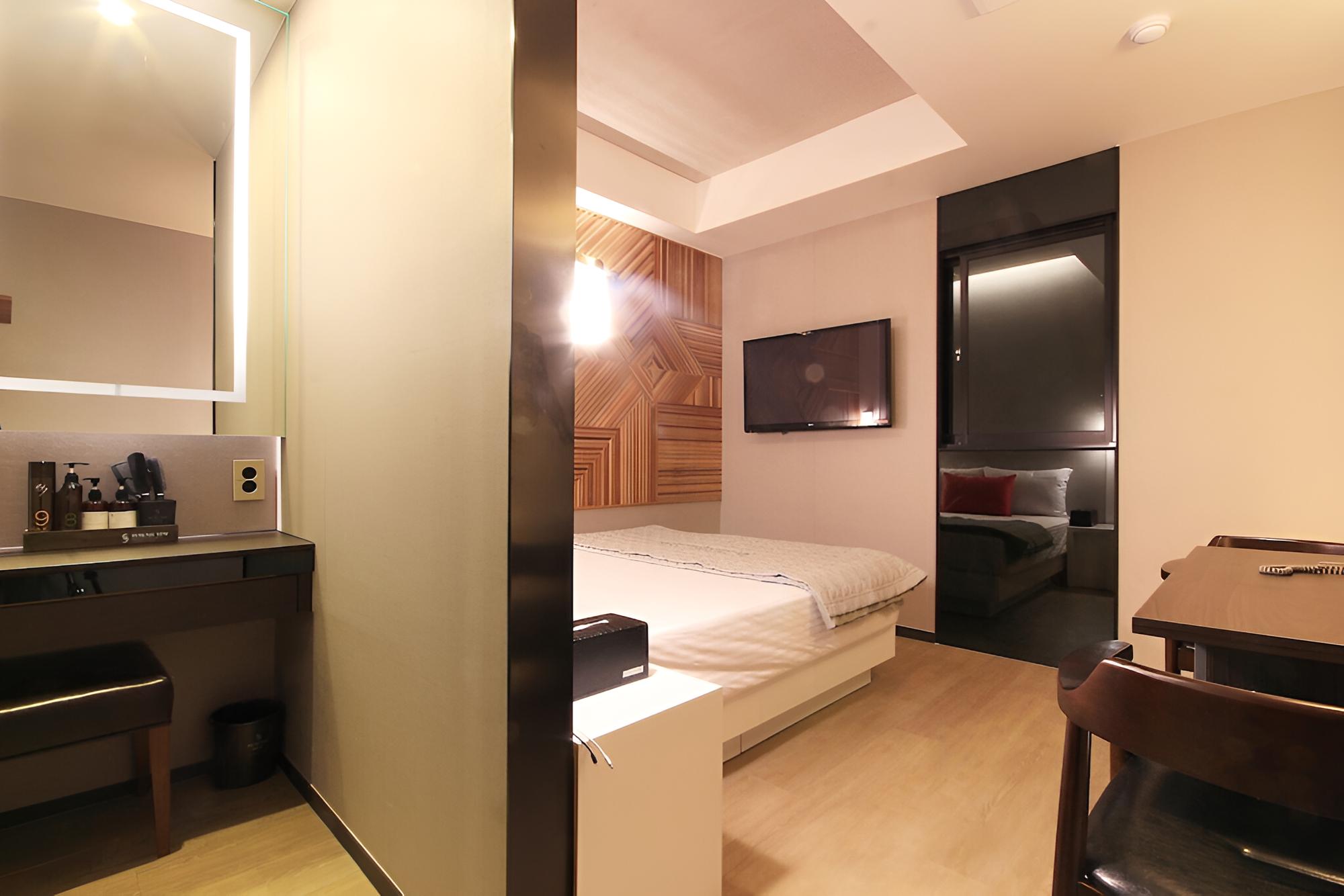 Room (Standard Room) - Photo 9