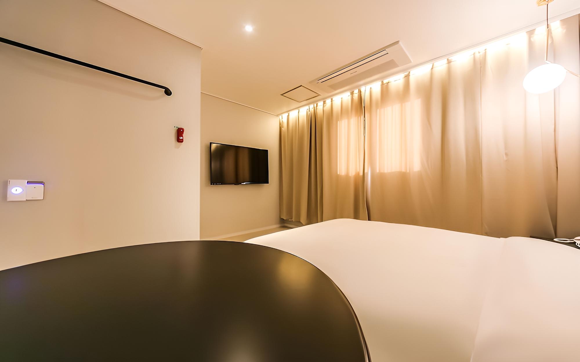 Room (Drive-in - 1 parking space per room () - Photo 8