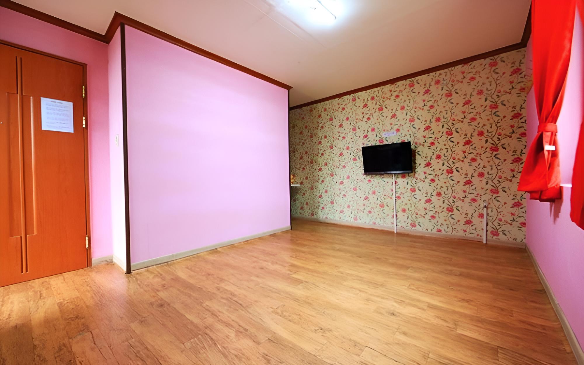Room (Room 202)