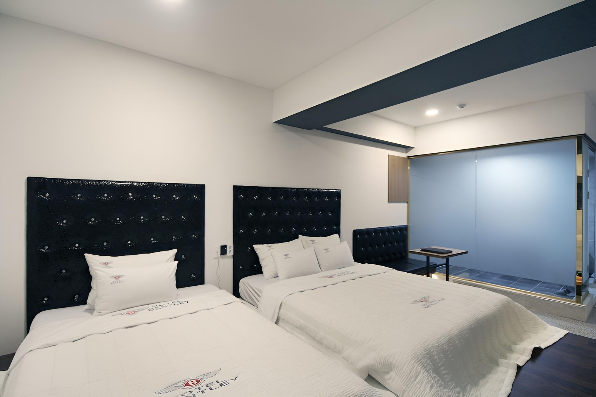 Room (Twin)