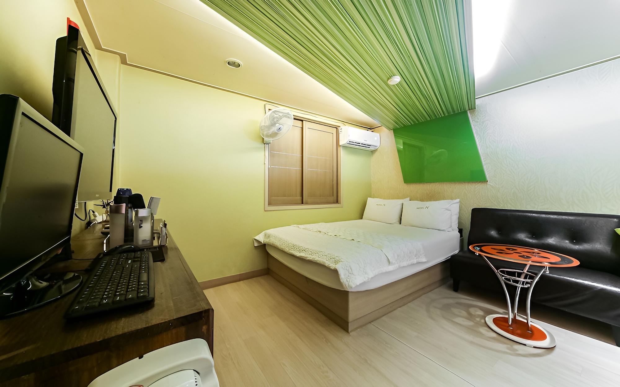 Room (Standard Room) - Photo 1