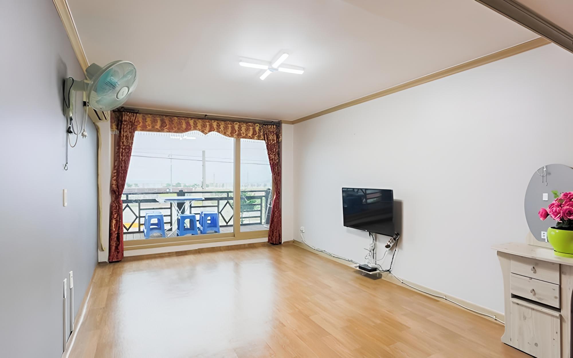 Room (Room 203 (Ocean View))