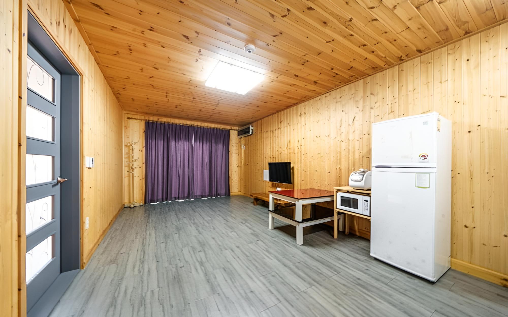 Room (Complex C No 2)