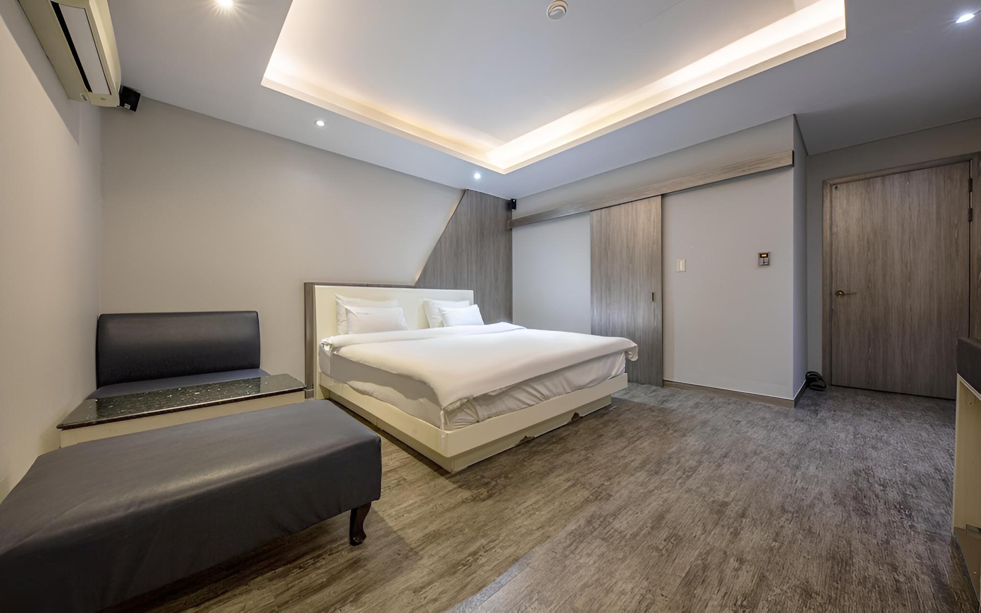 Room (Business Stay (Netflix and Apple TV K)