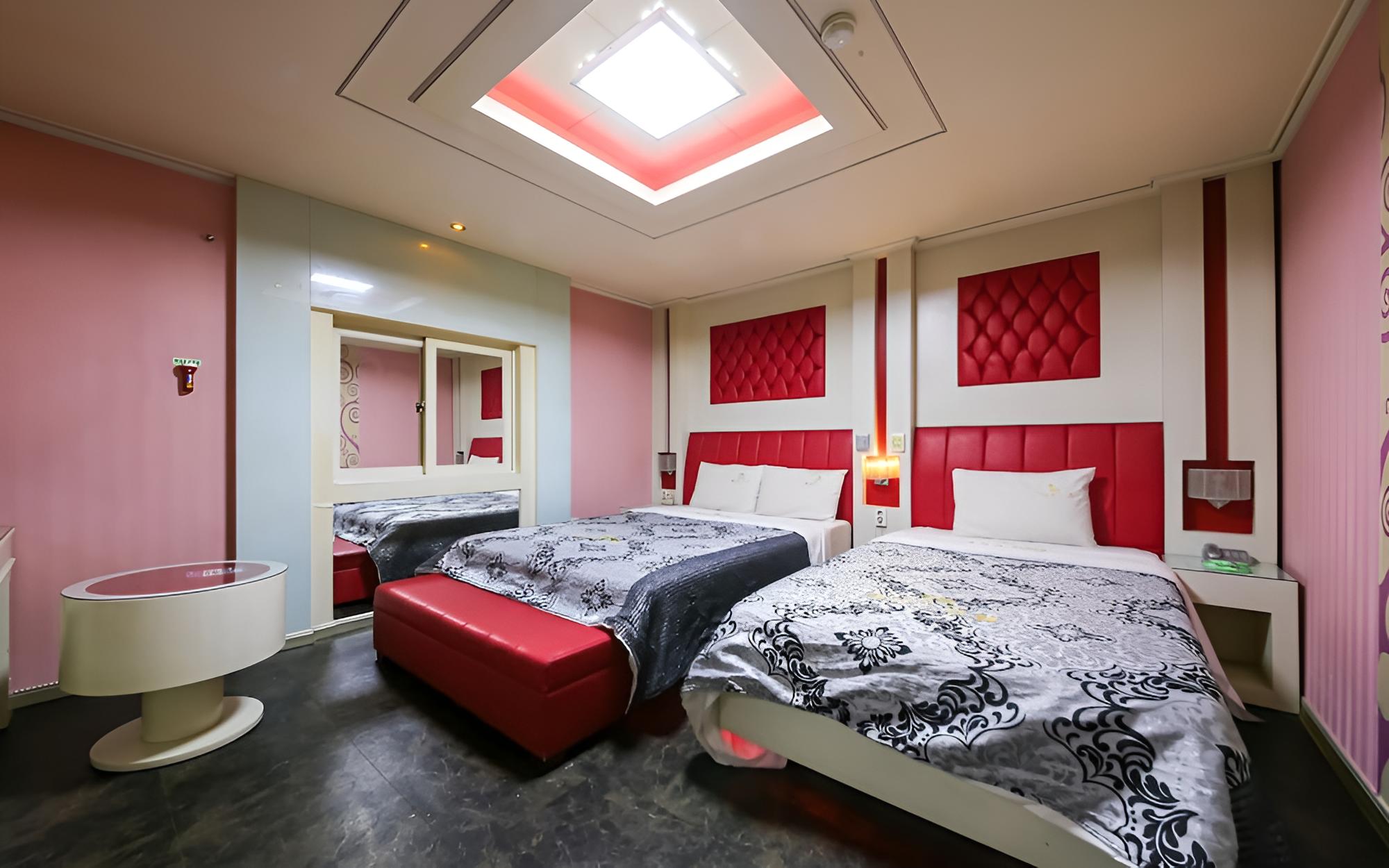 Room (Twin)