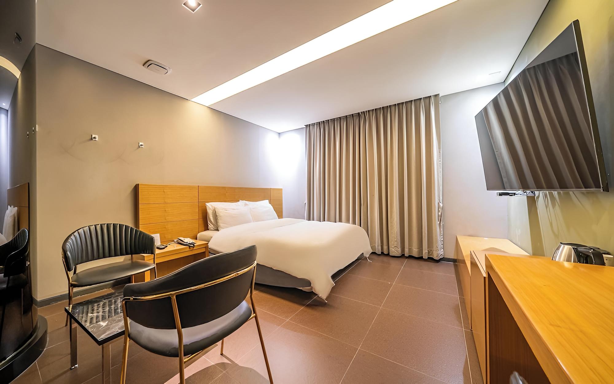 Room (Deluxe (Netflix/RiverView Room Random) - Photo 5