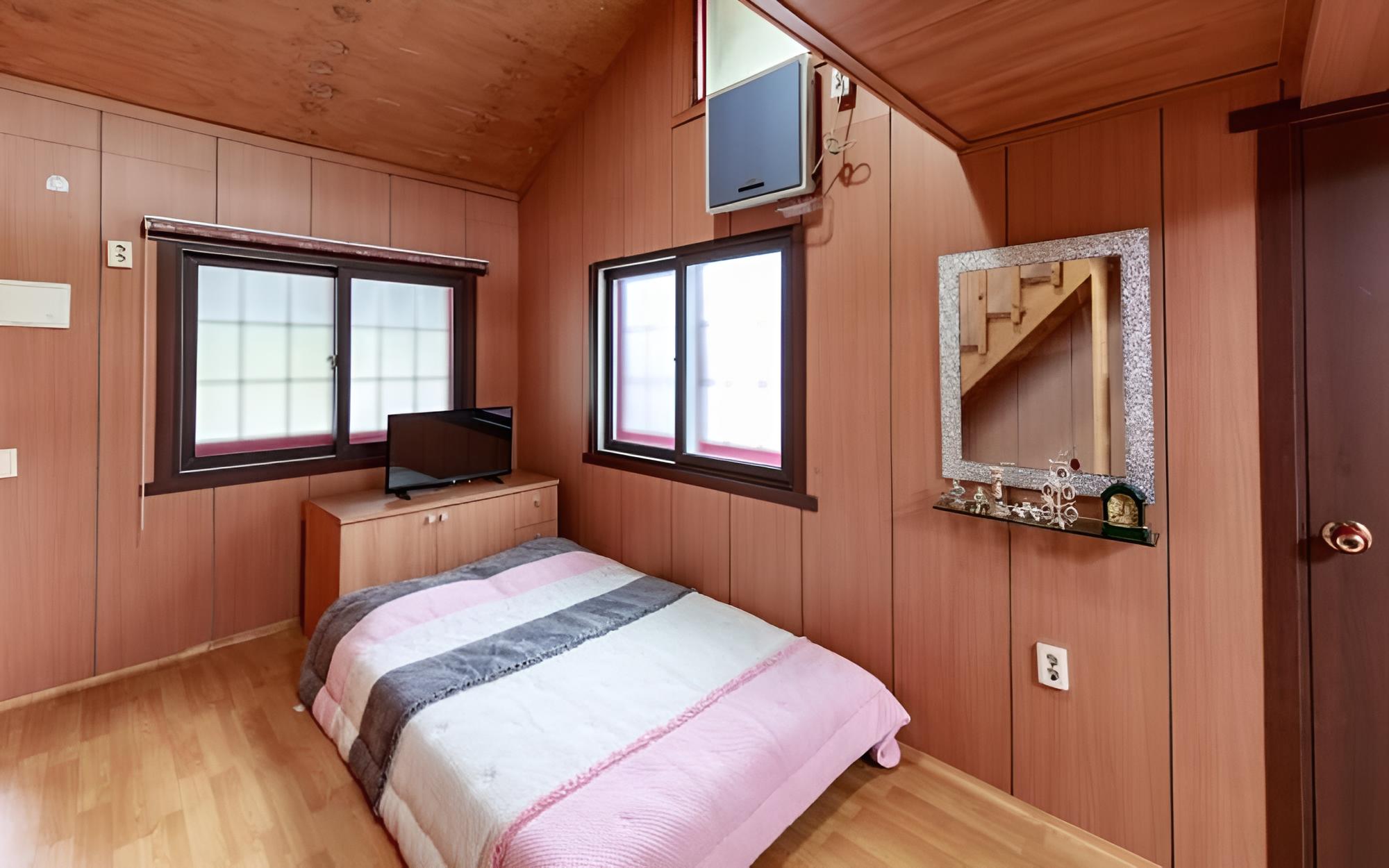 Room (Strawberry Room (Duplex))