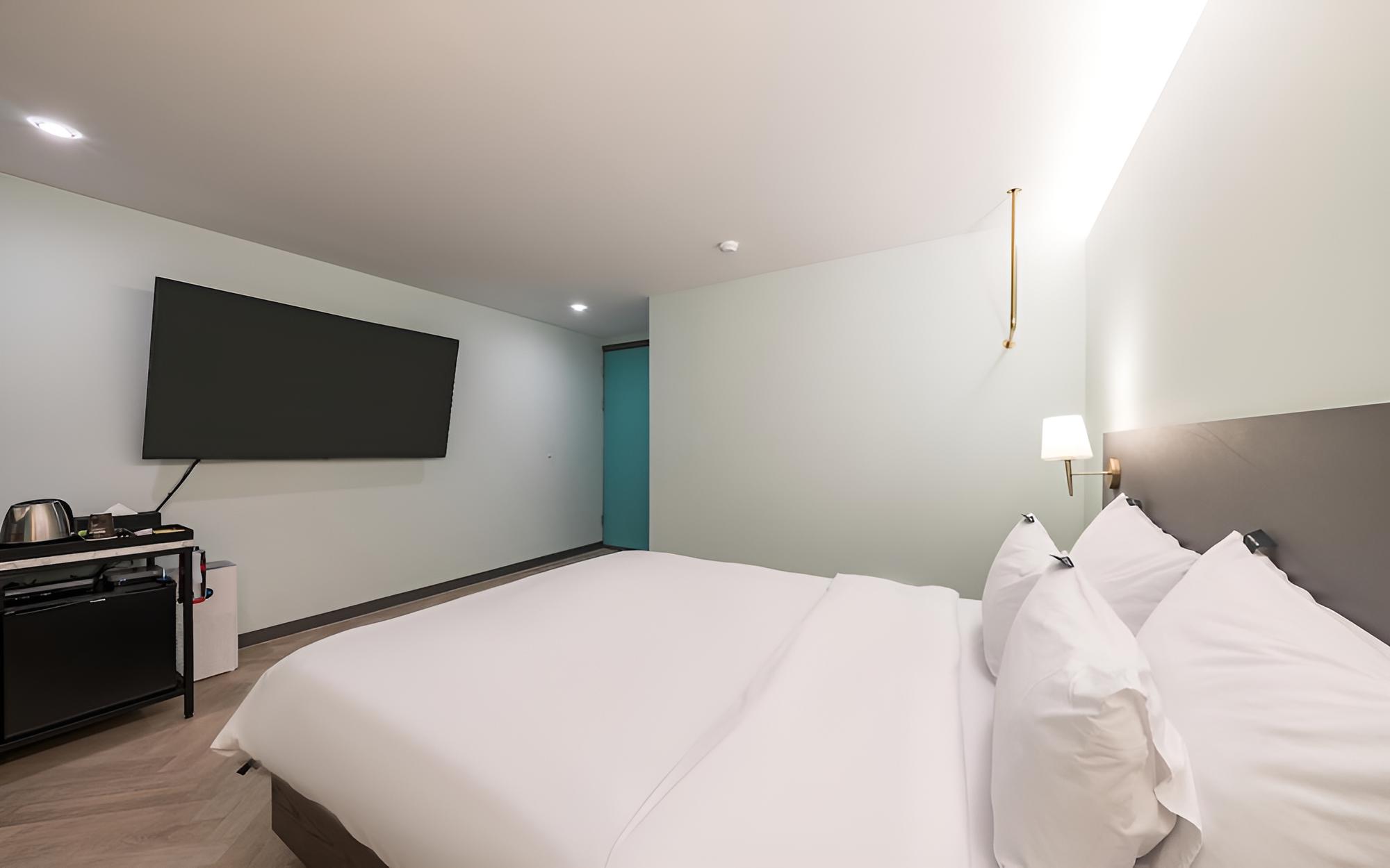 Room (DELUXE (65-inch LG UHD TV) (Netflix a) - Photo 3
