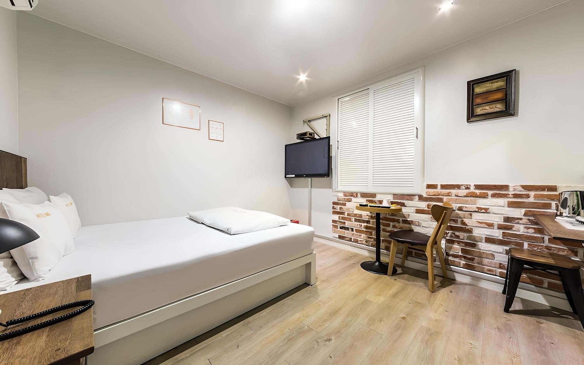 Room (Today Only Special (available on Netf) photo 1