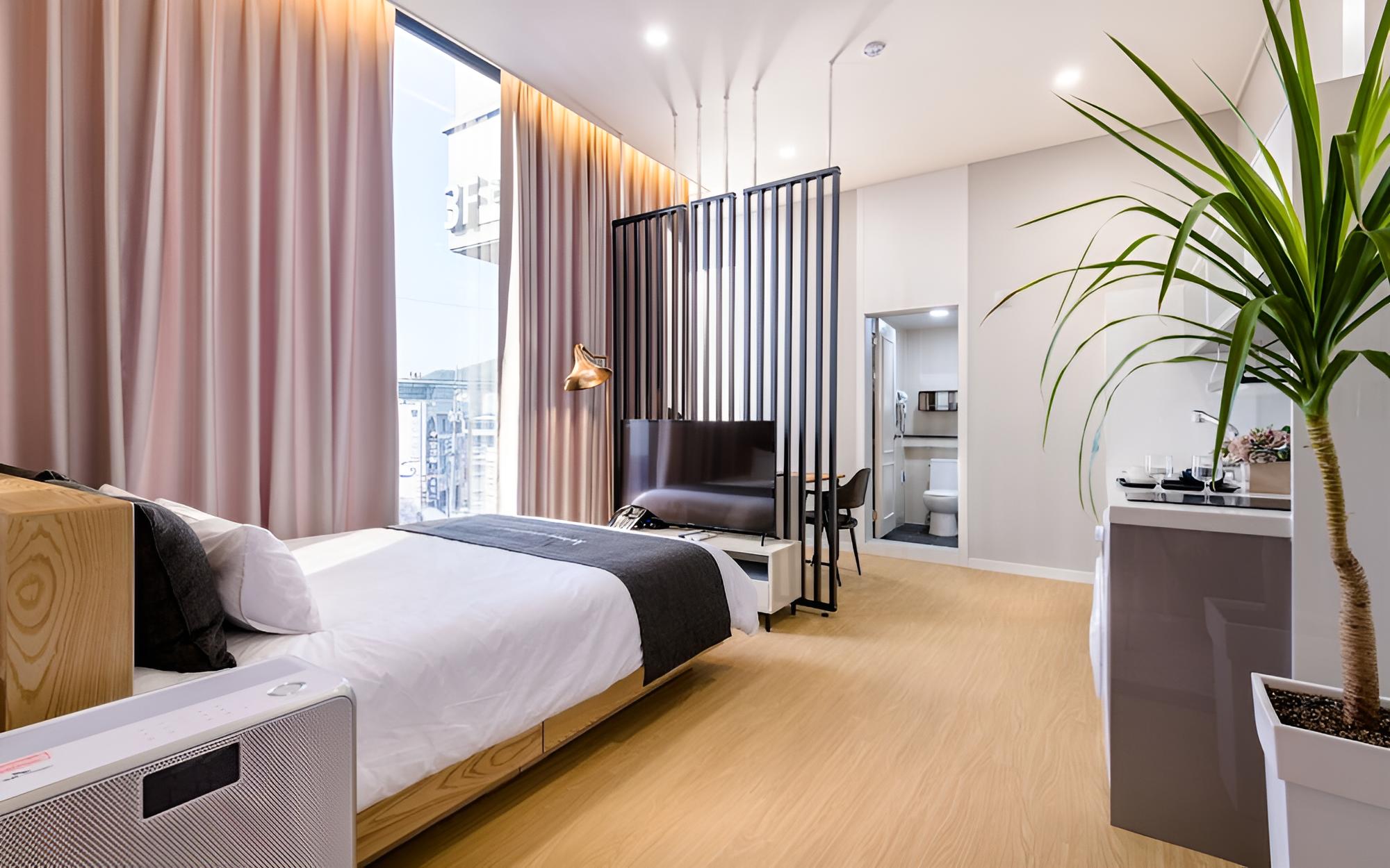 Room (Deluxe Room 305 non-cancellable)