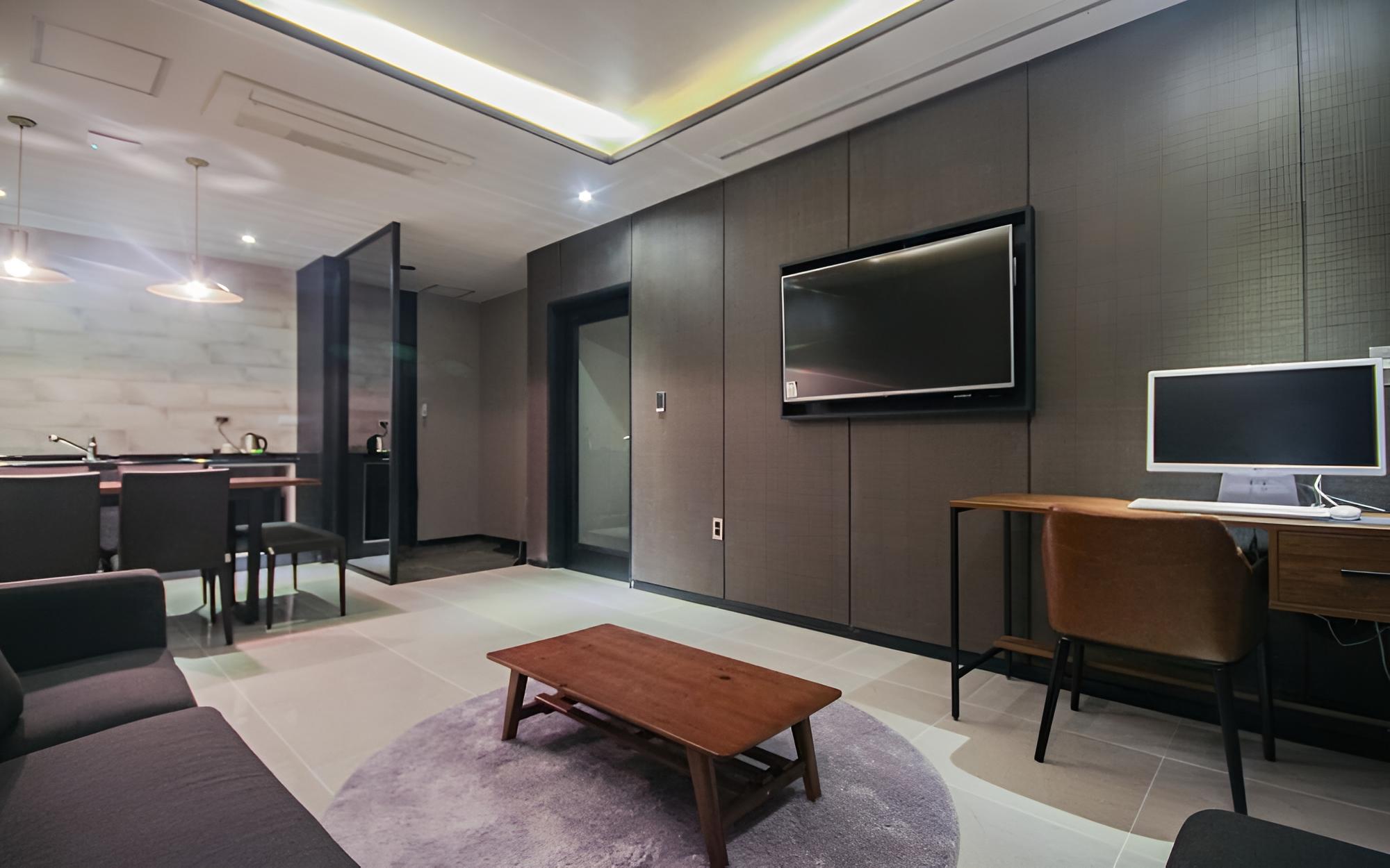Room (Penthouse (large screen styler sink a)