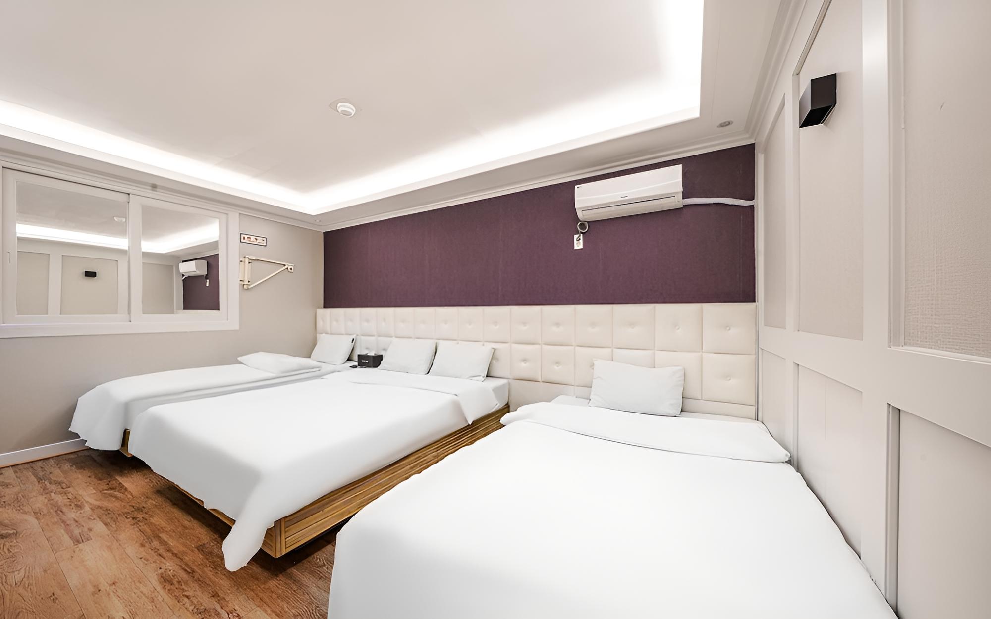 Room (Family (1 double + 2 single Netflix X)