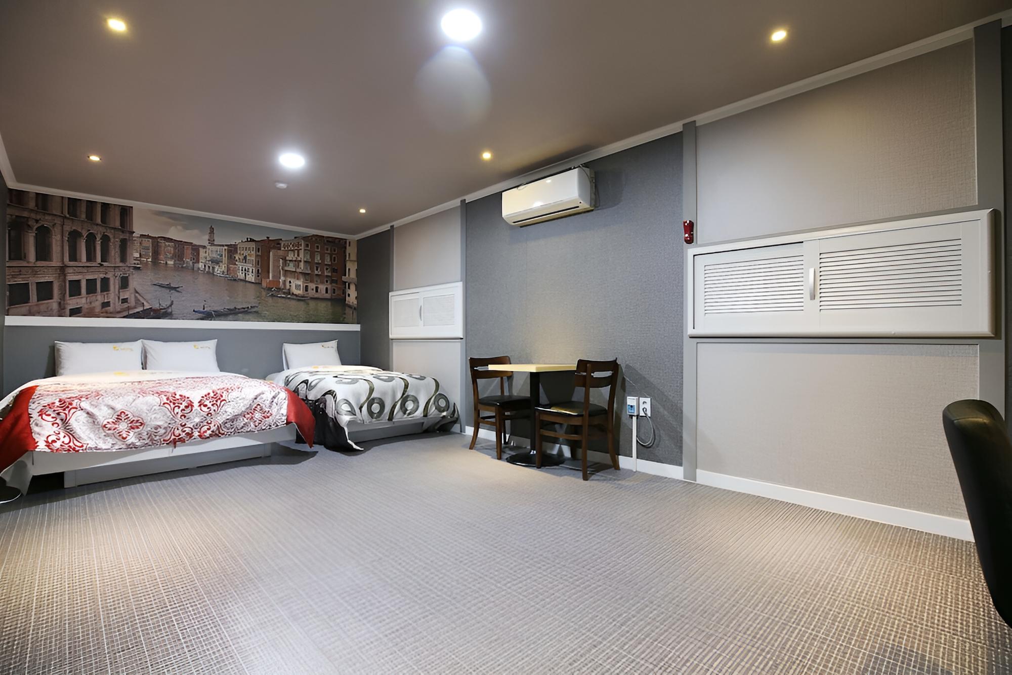 Room (Twin)
