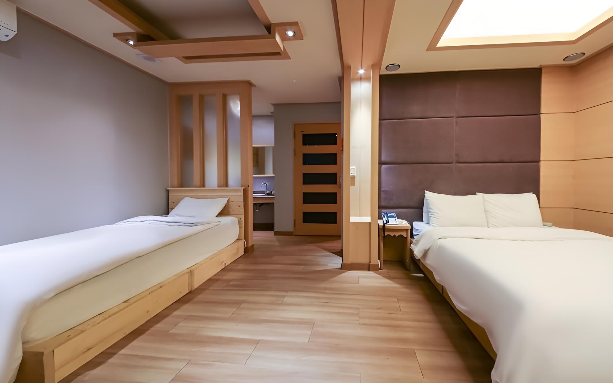 Room (Premium Twin (Double + Single Bed)) - Photo 4