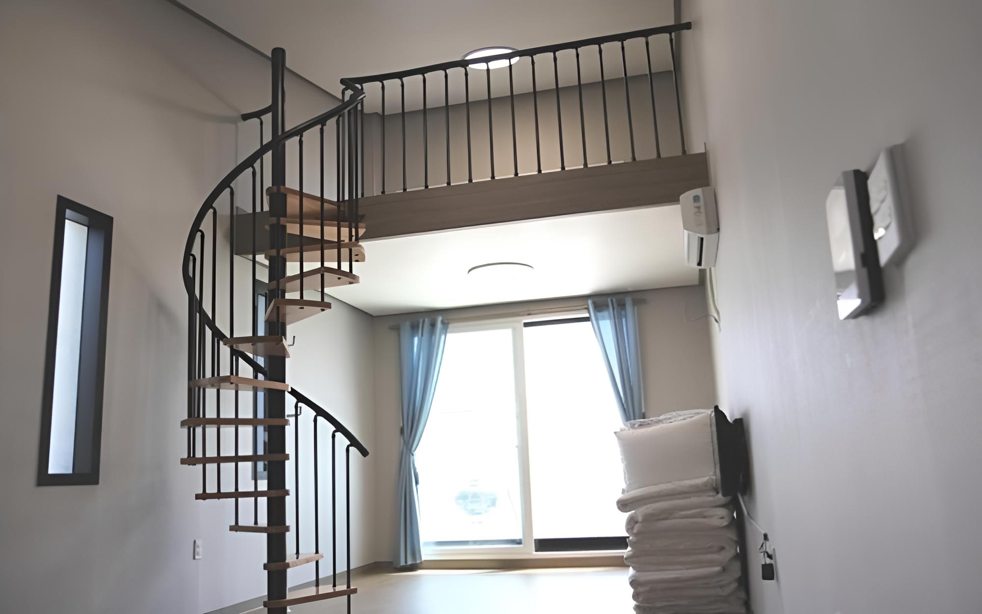 Room (No 203 )