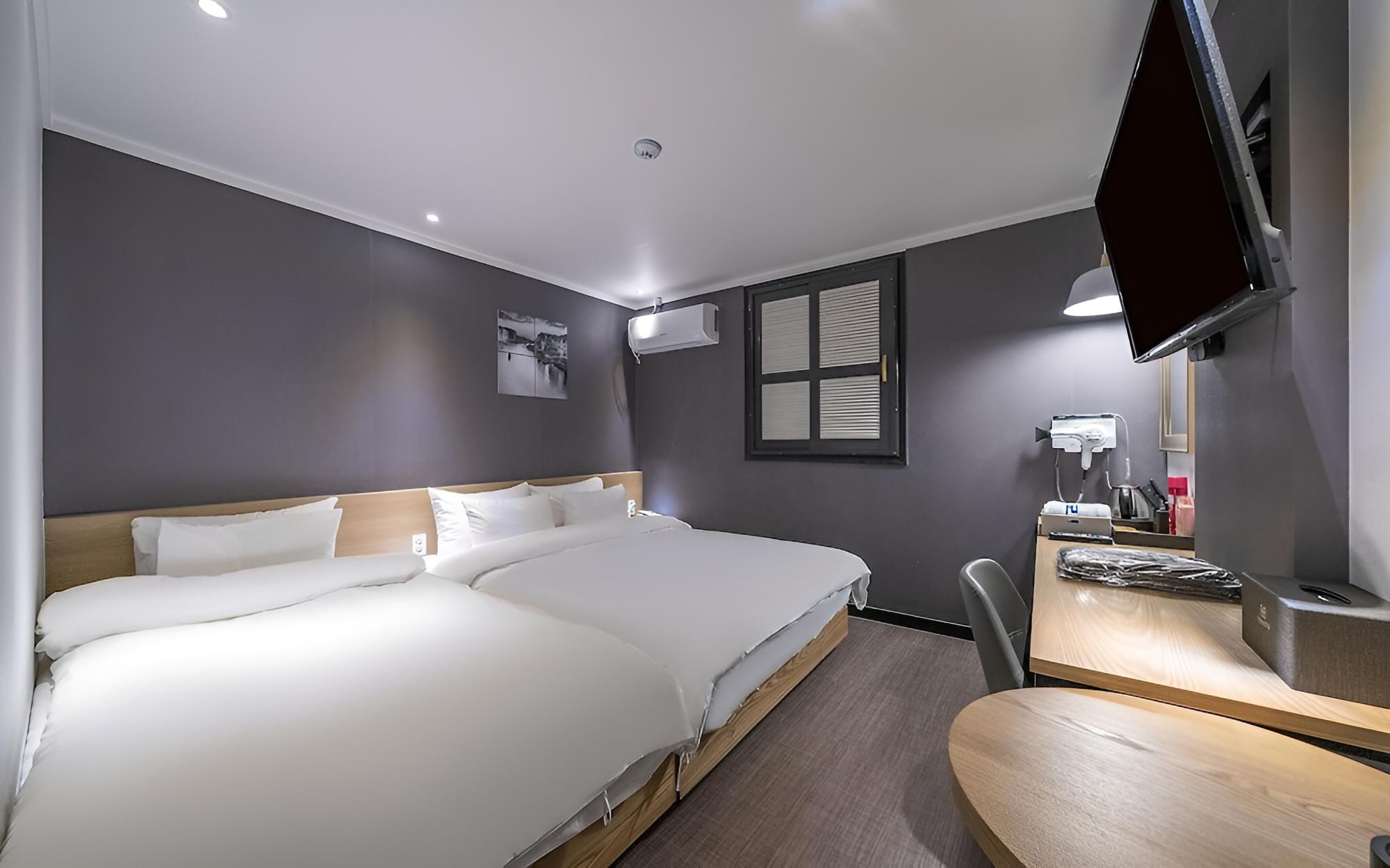 Room (Nice room (twin bed) (Netflix availab)