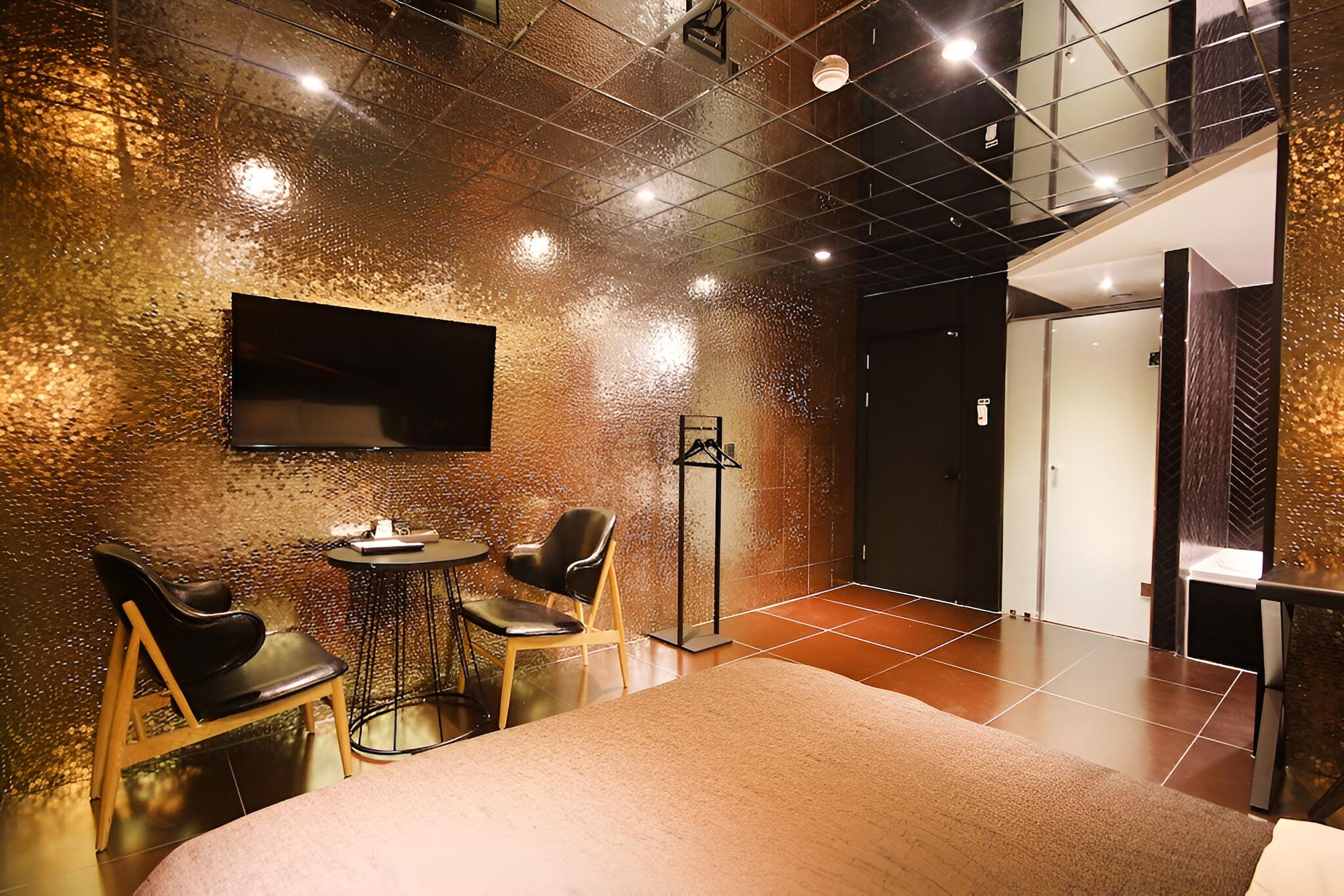 Room (VIP * massage chair*(Netflix viewable) - Photo 18