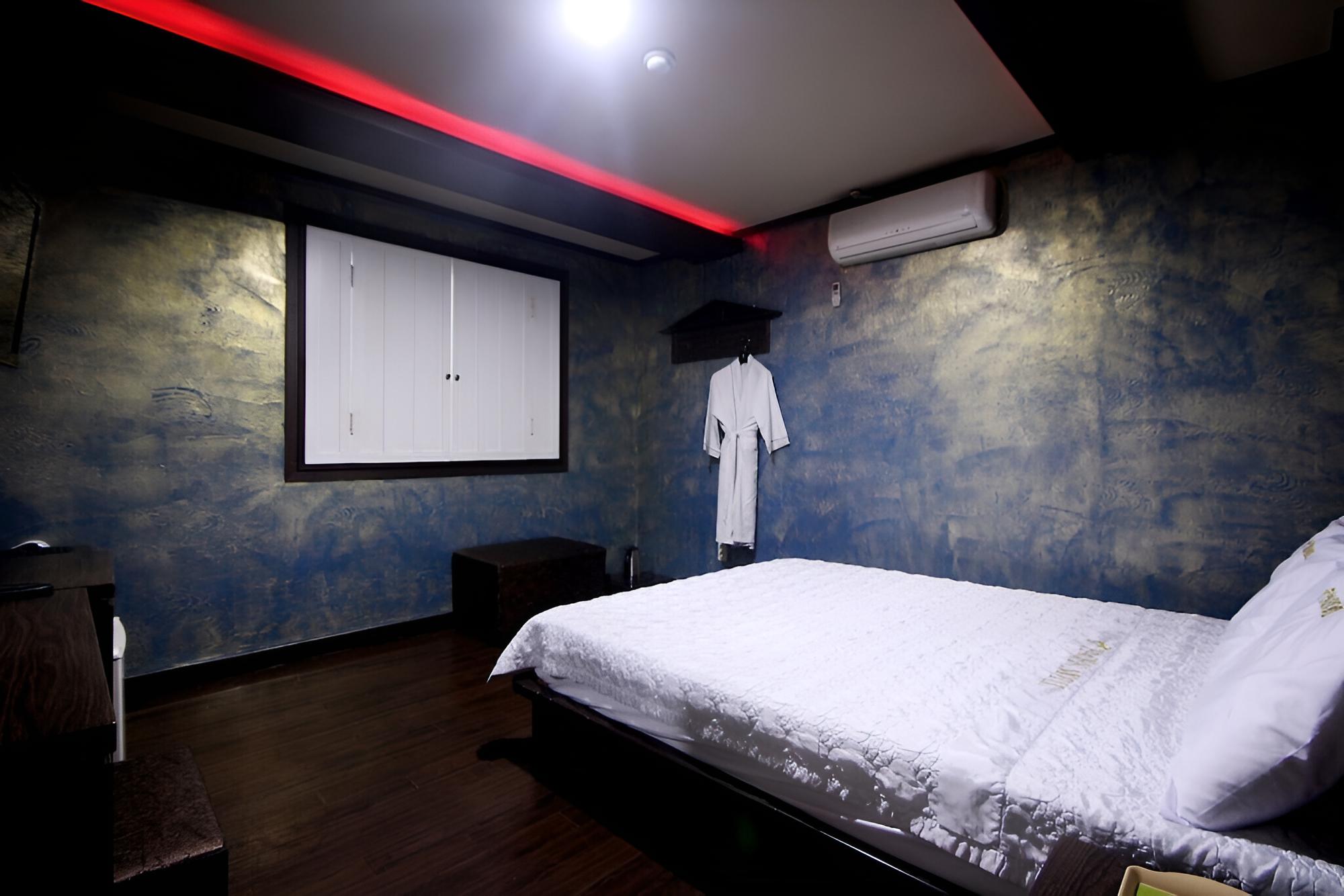 Room (Standard Room) - Photo 9