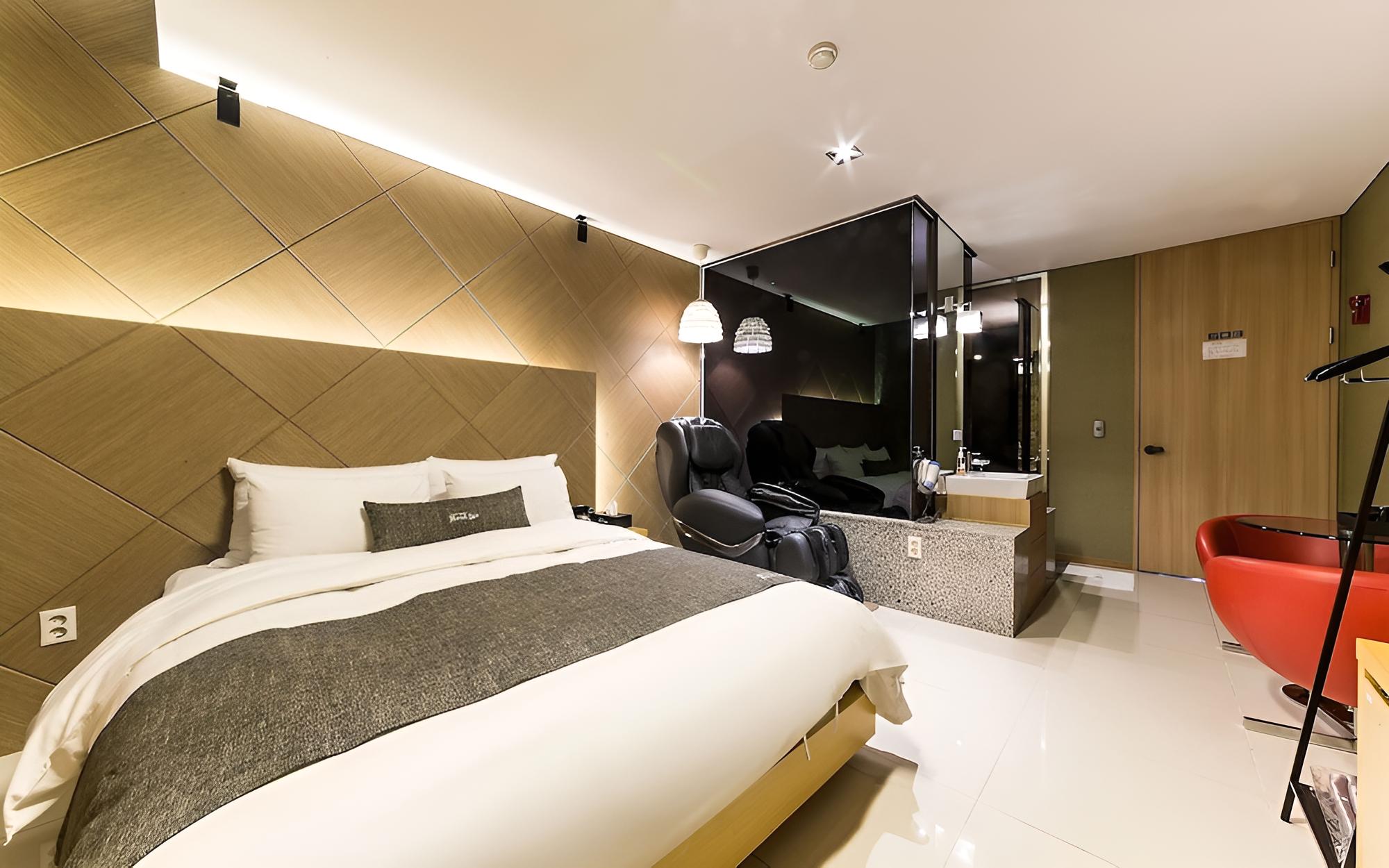 Room (Standard-C (massage chair available N) - Photo 4