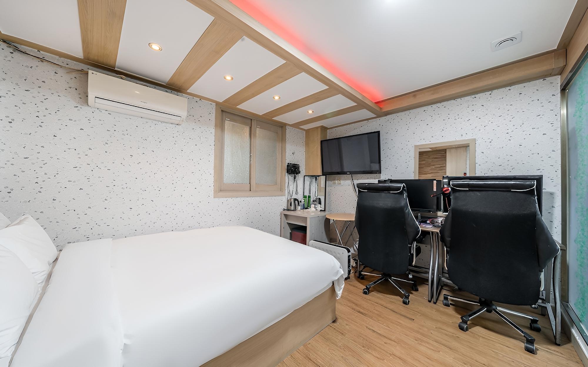 Room (Special A (2 PC i5-10400/RTX2070/32-i) photo 3