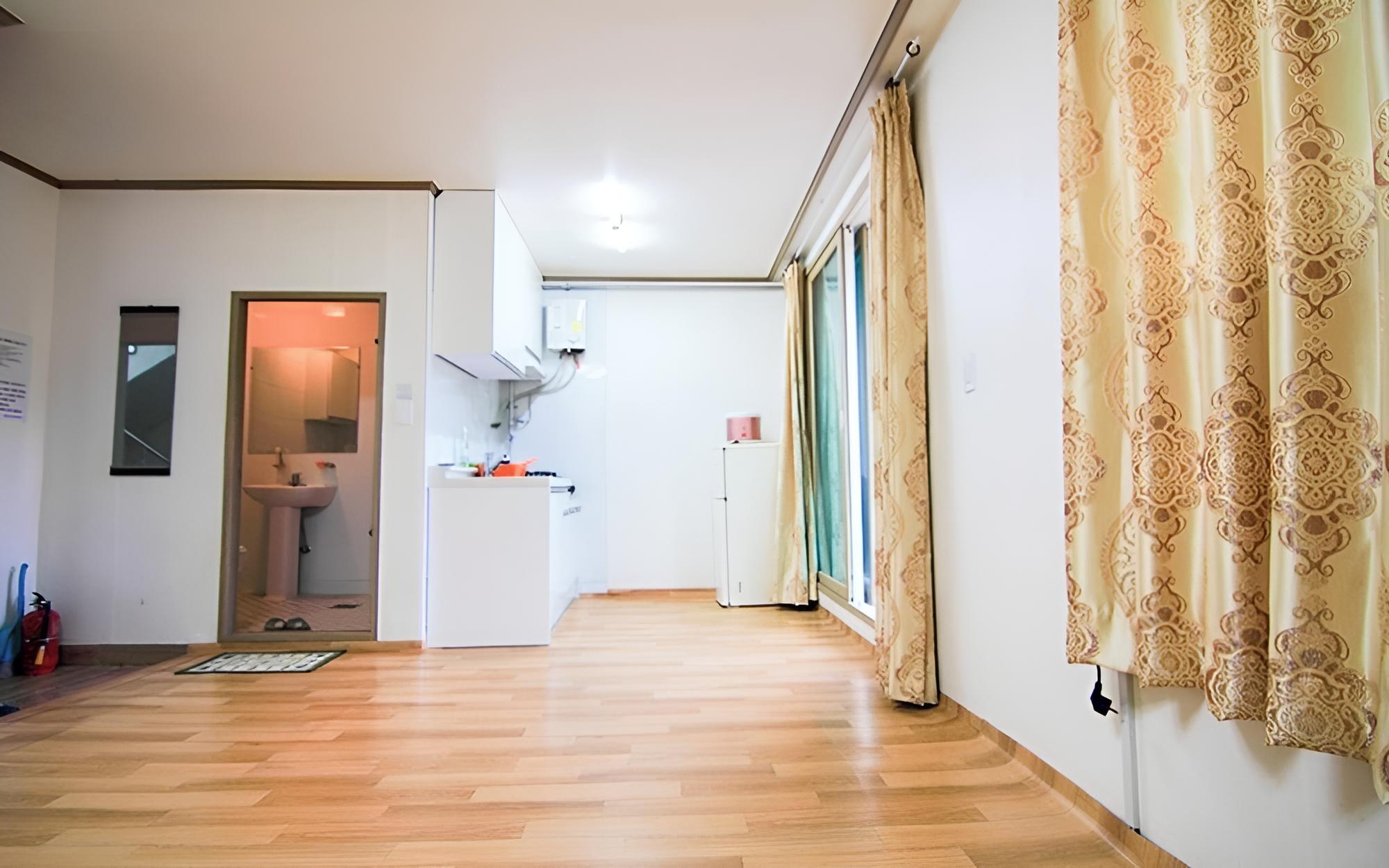 Room (Room 202)