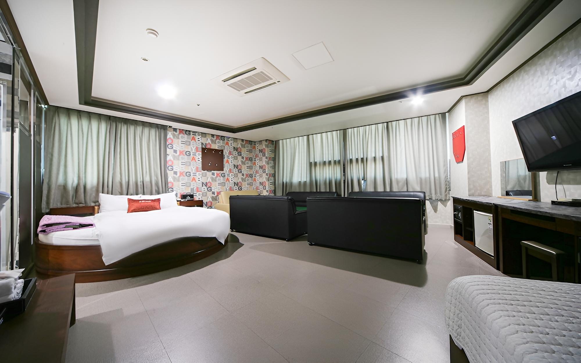 Room (VIP Business Room (3 Bed (King Double)