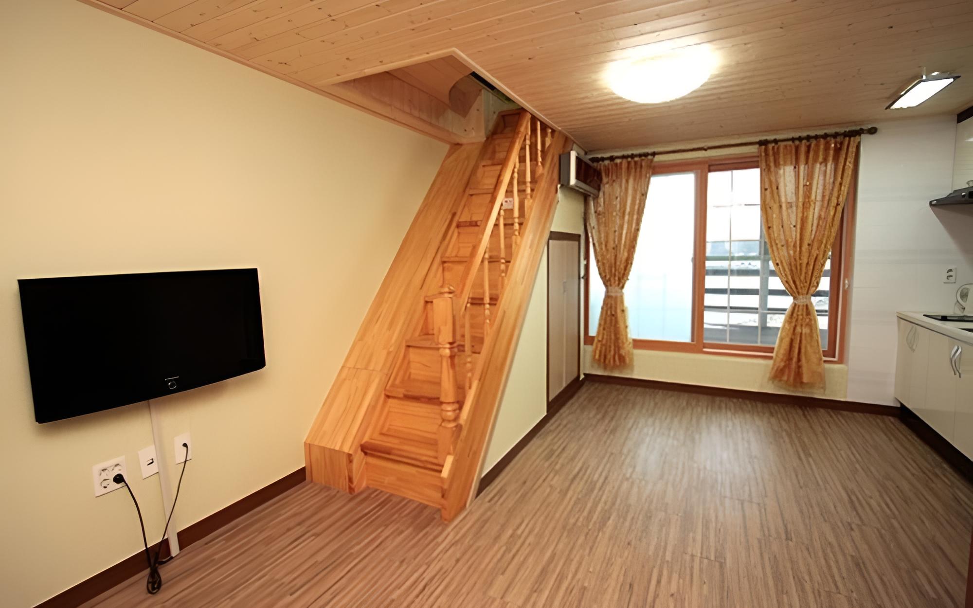 Room (Room 302 Duplex)