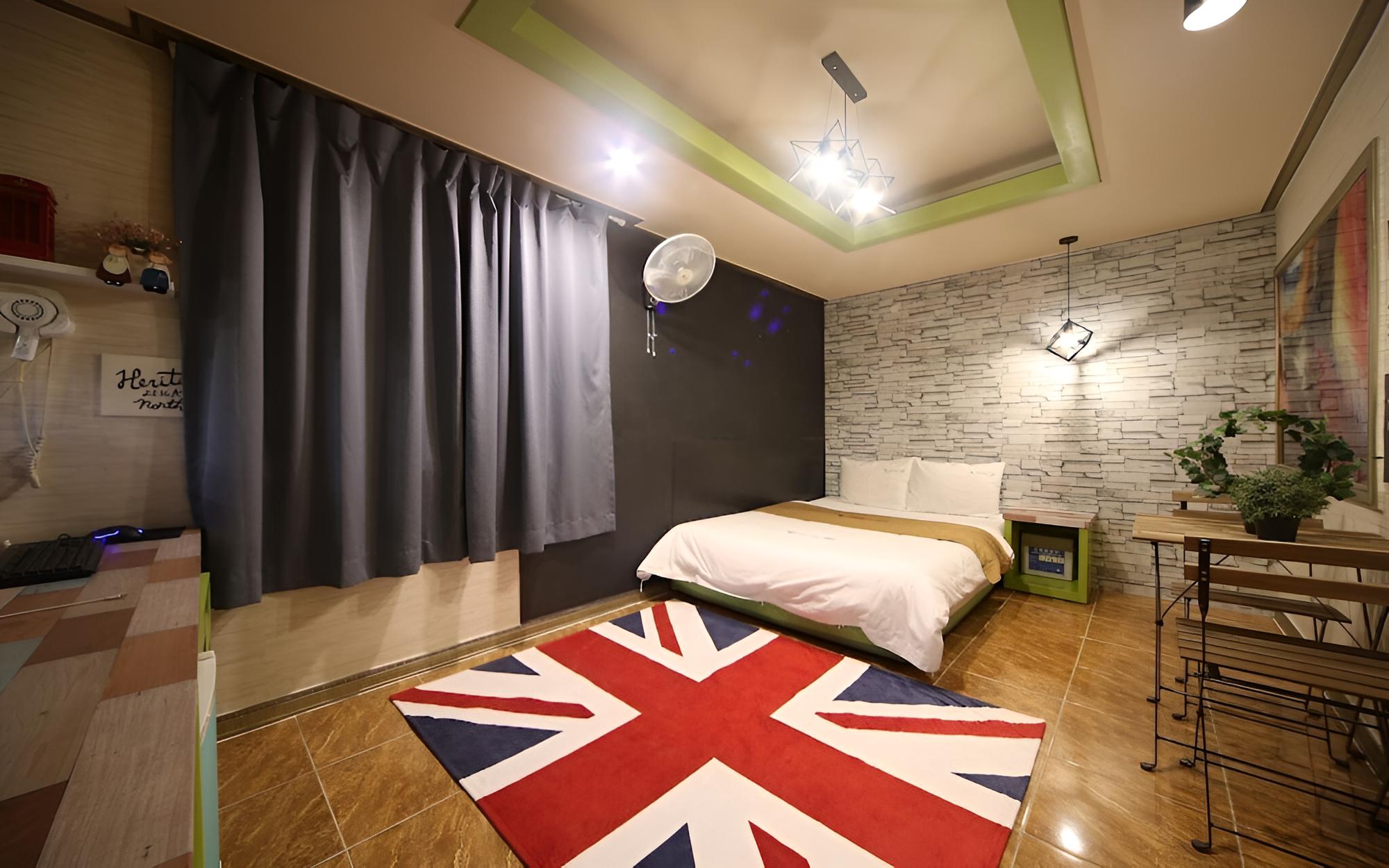 Room (Semi-Suite room (Netflix available)) photo 3