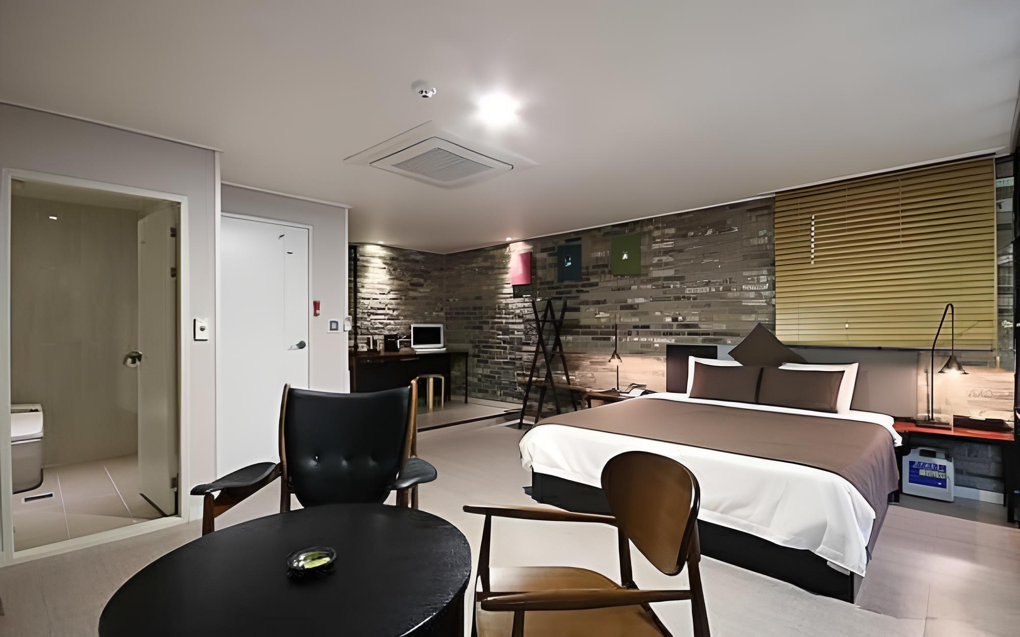 Room (VIPSKY 3 (Double Bed Netflix Availabl)