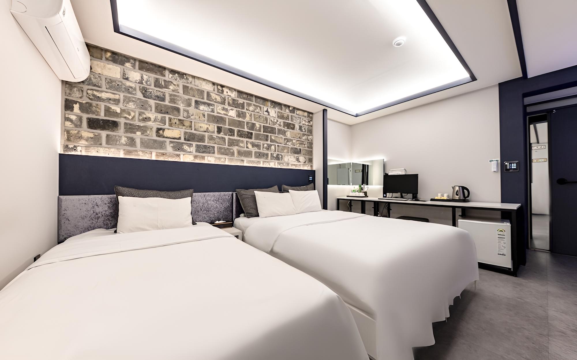 Room (Twin (double + single) (styler provid)