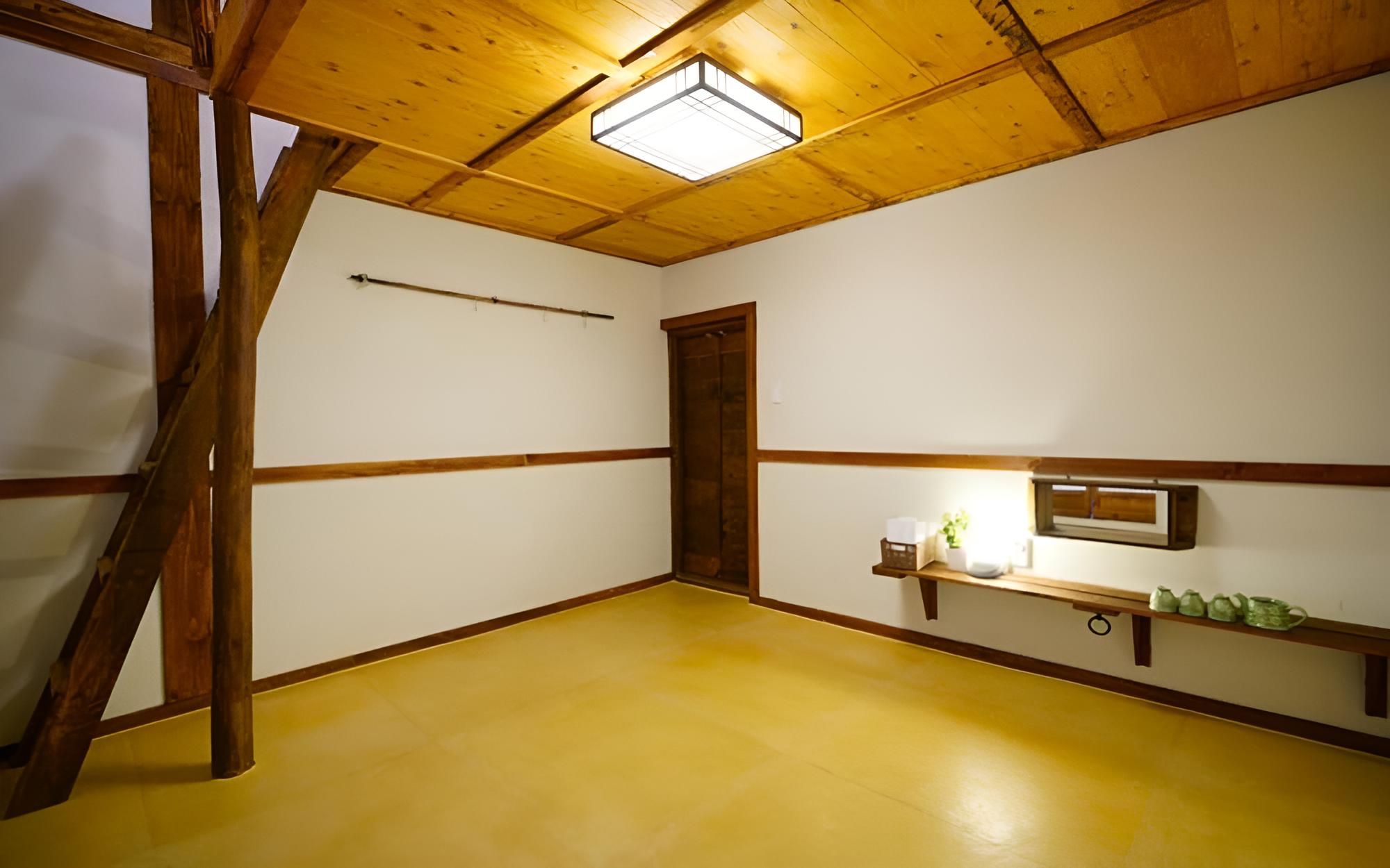 Room (Plum (Attic))