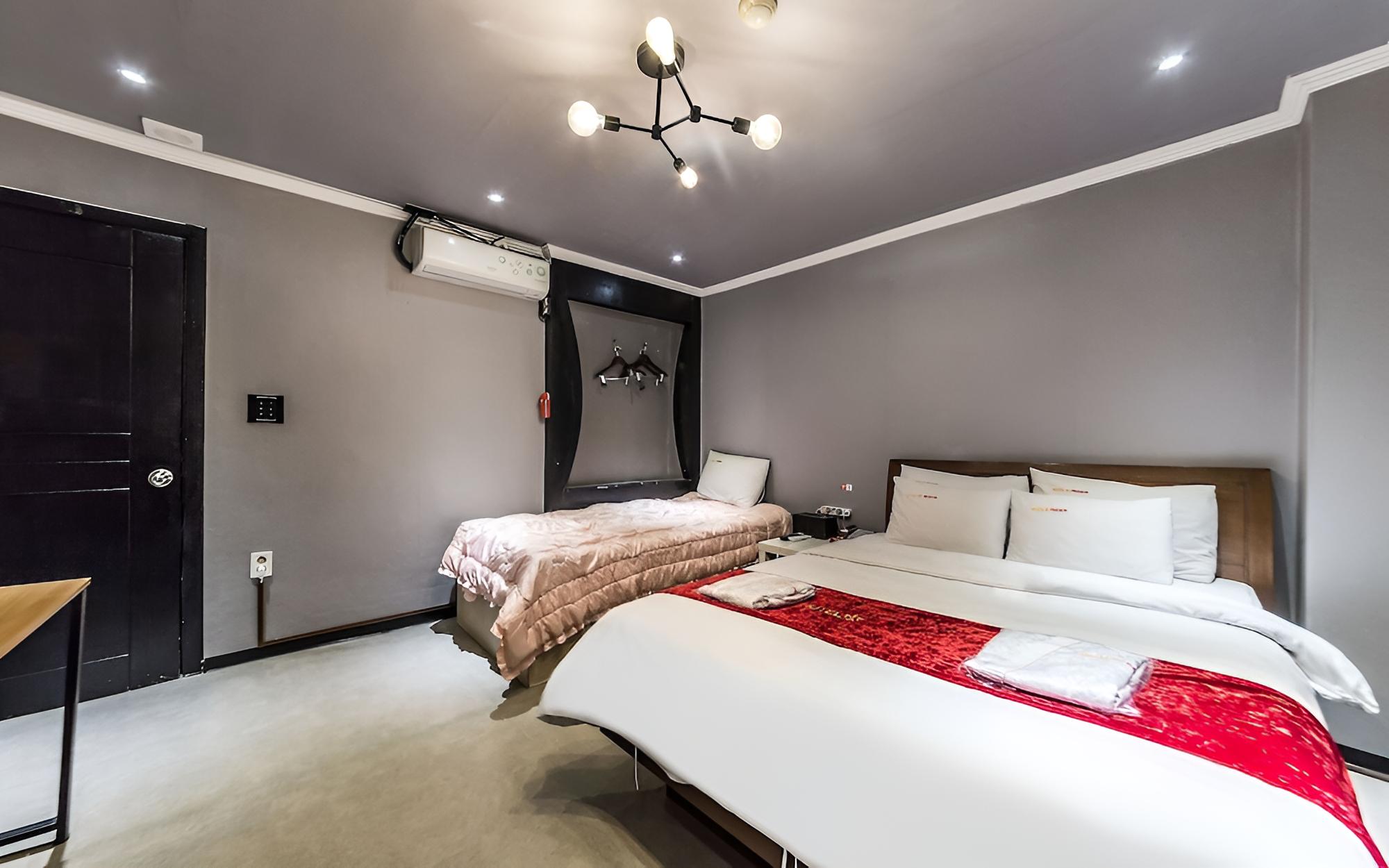 Room (Twin)