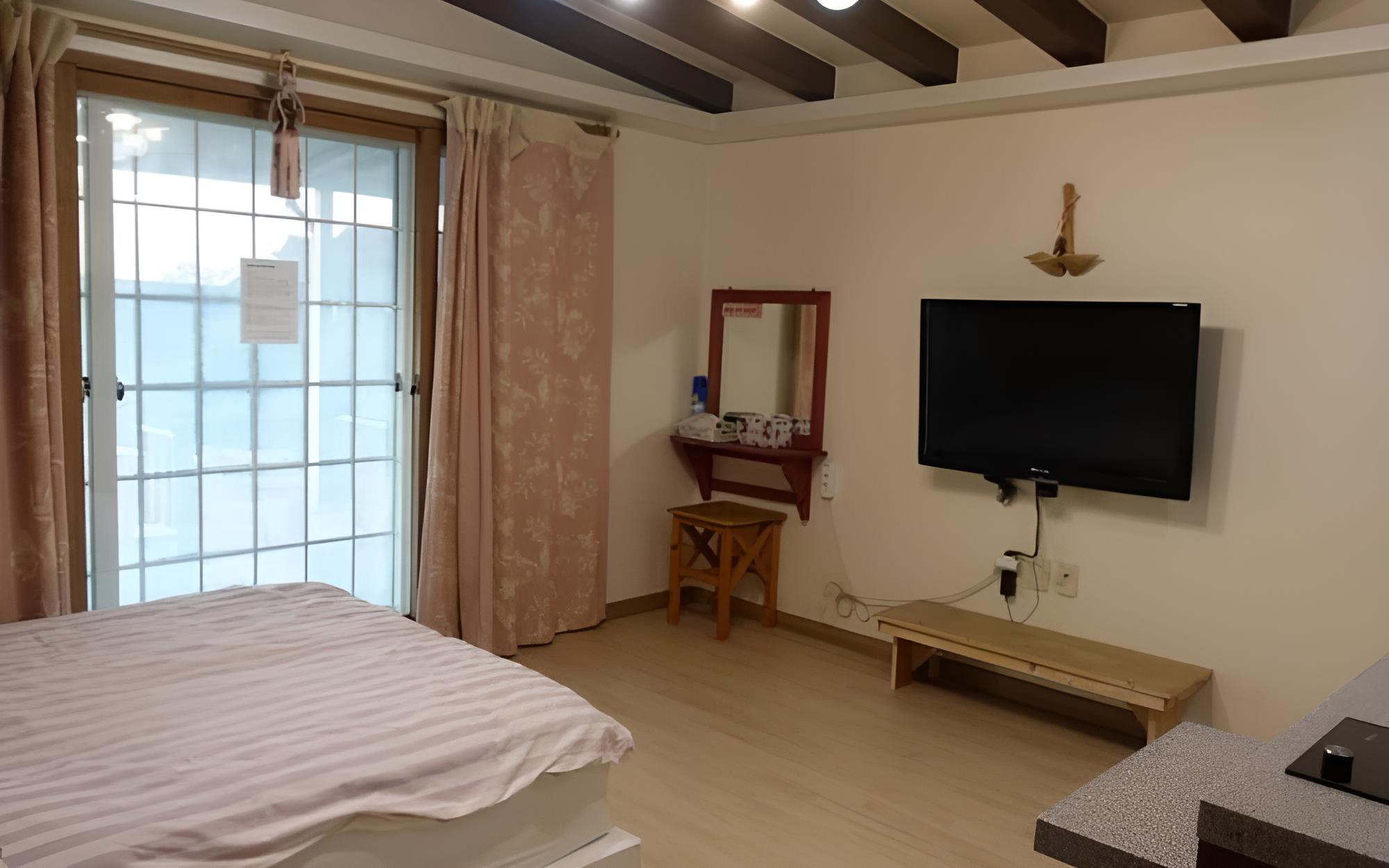 Room (Jangmi Room)