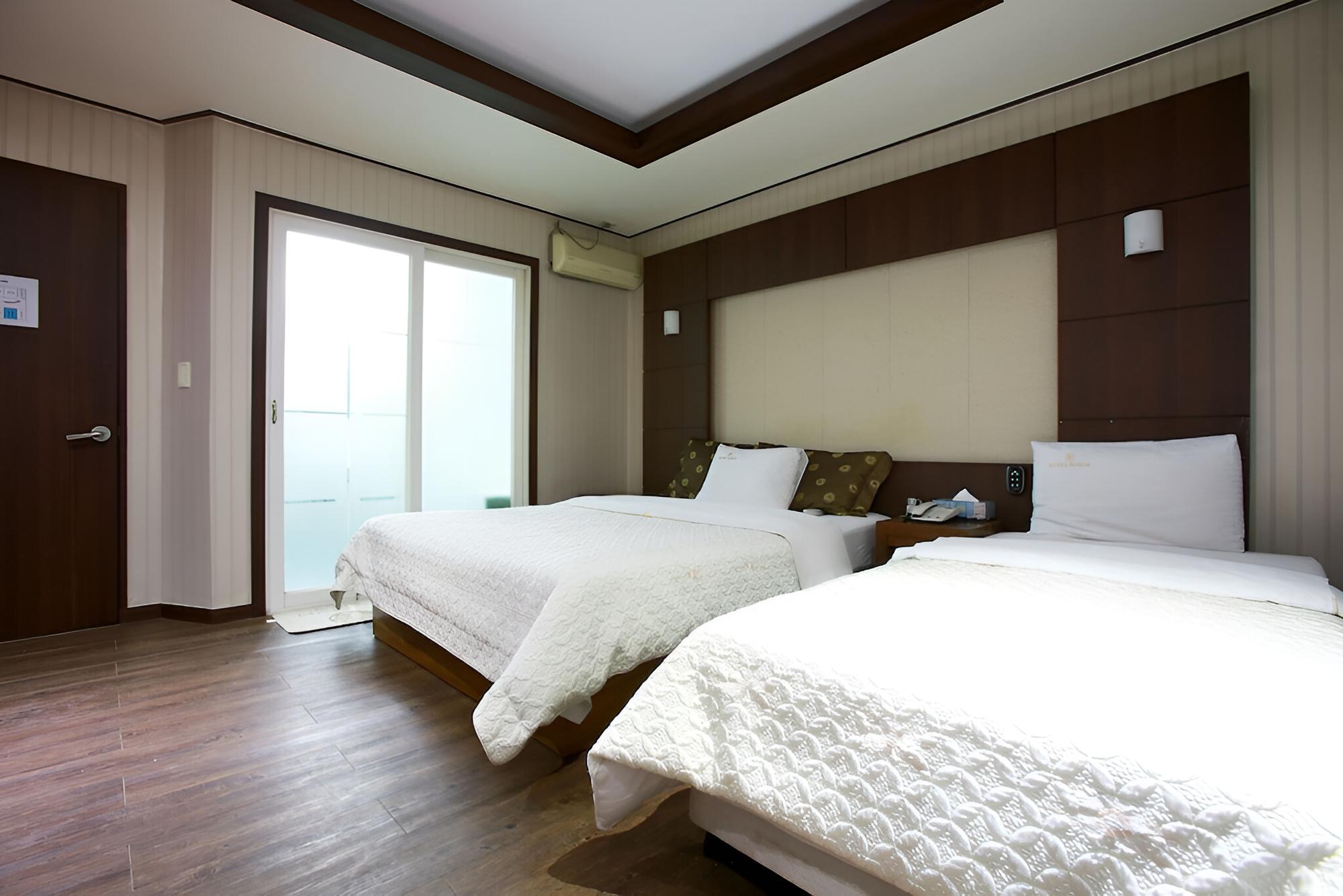 Room (Twin/ Twin (1 queen bed + 1 single)) - Photo 3