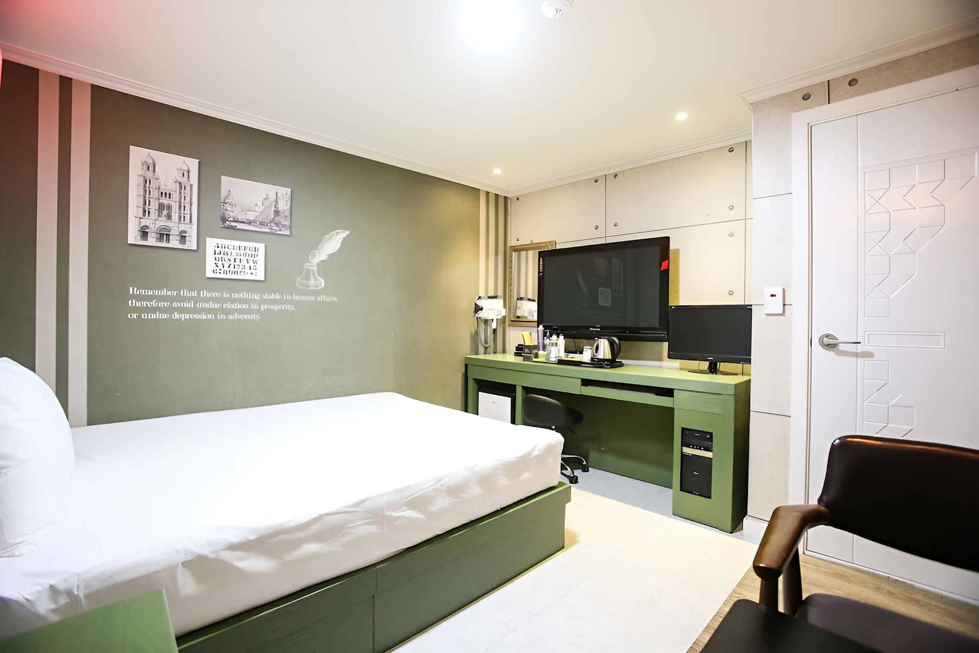 Room (Standard Room A (Free viewing of Netf) - Photo 10