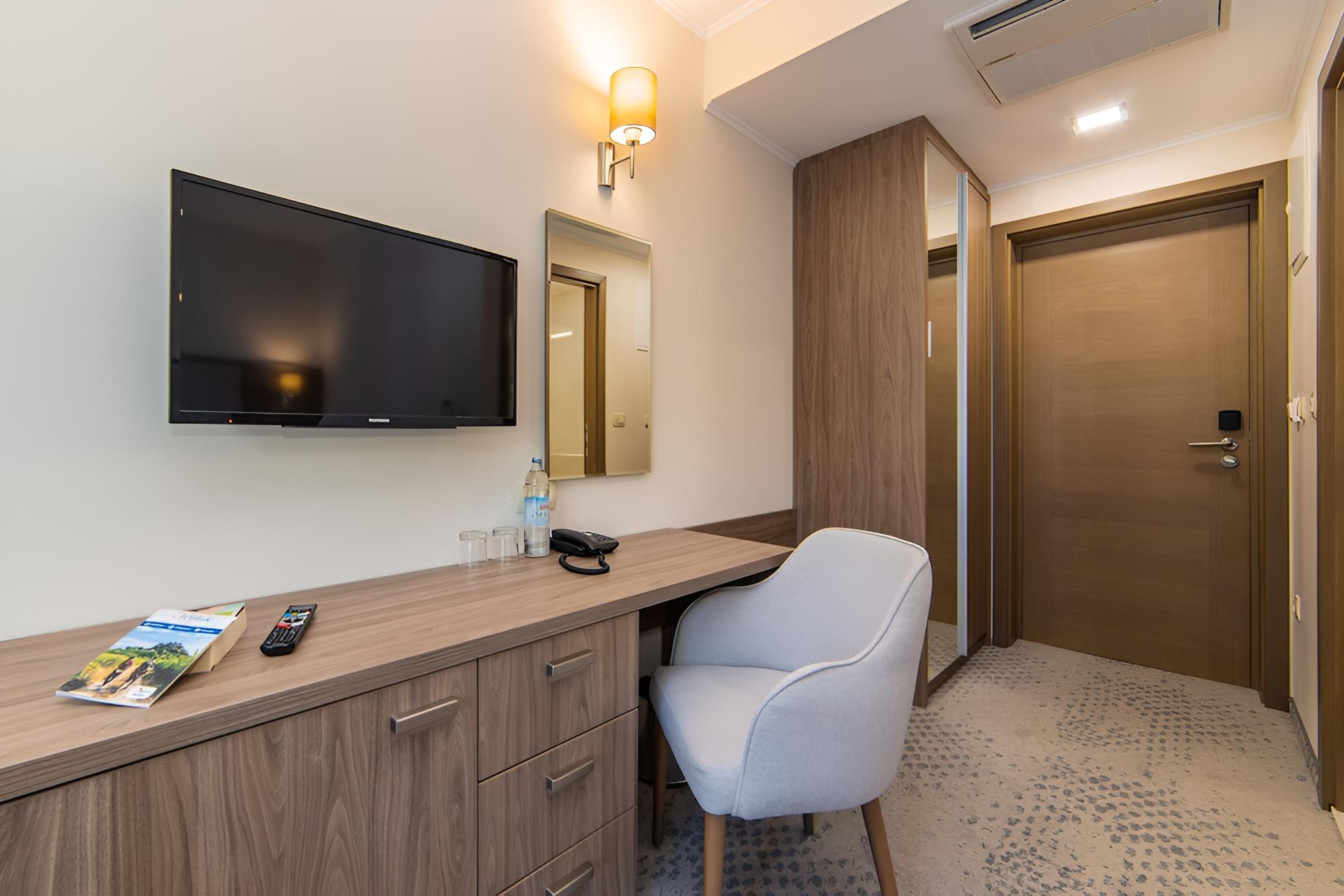 Deluxe Triple Room, Balcony, Park View