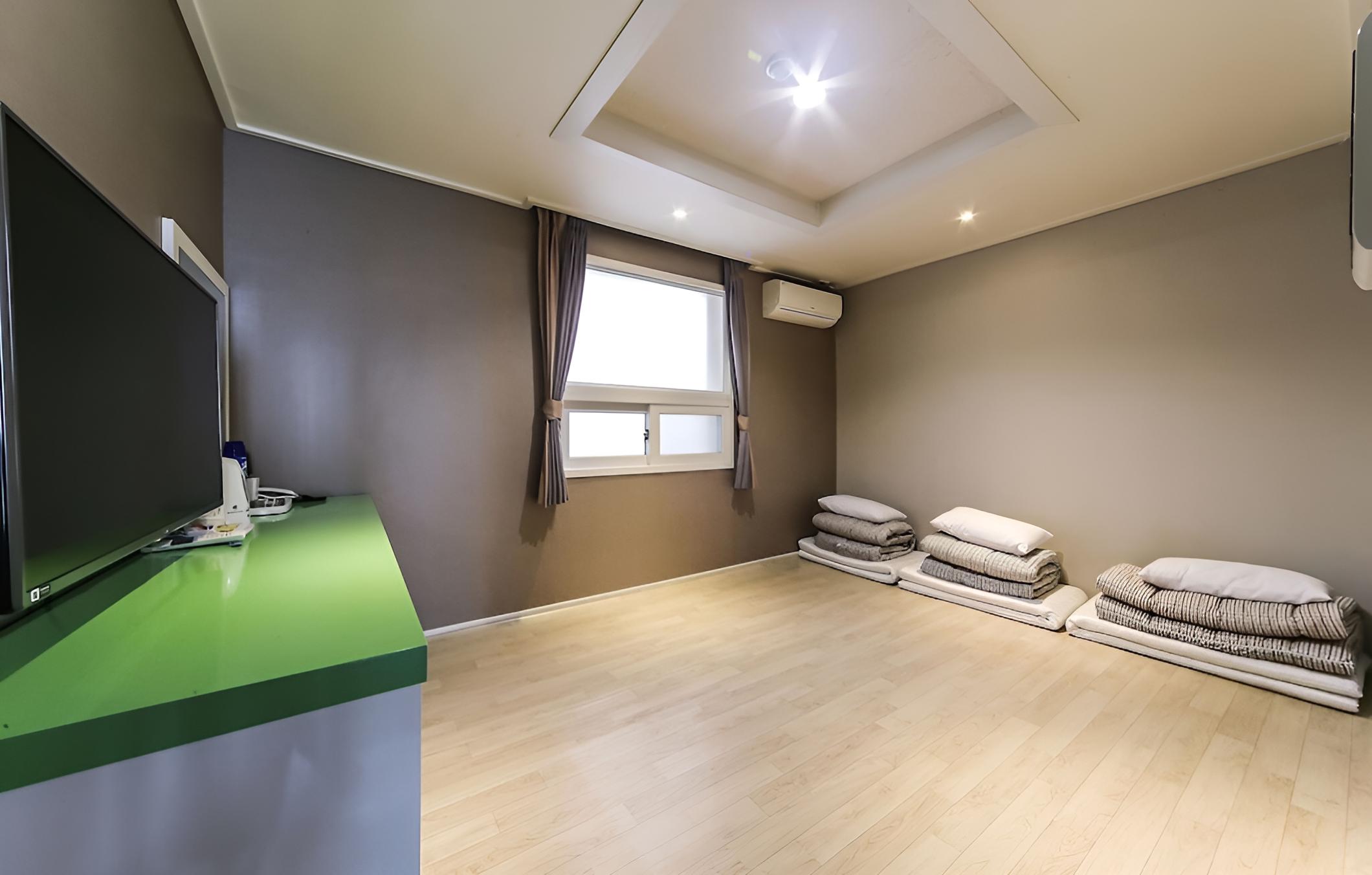 Room (Ondol for 3 people (Netflix can be wa)
