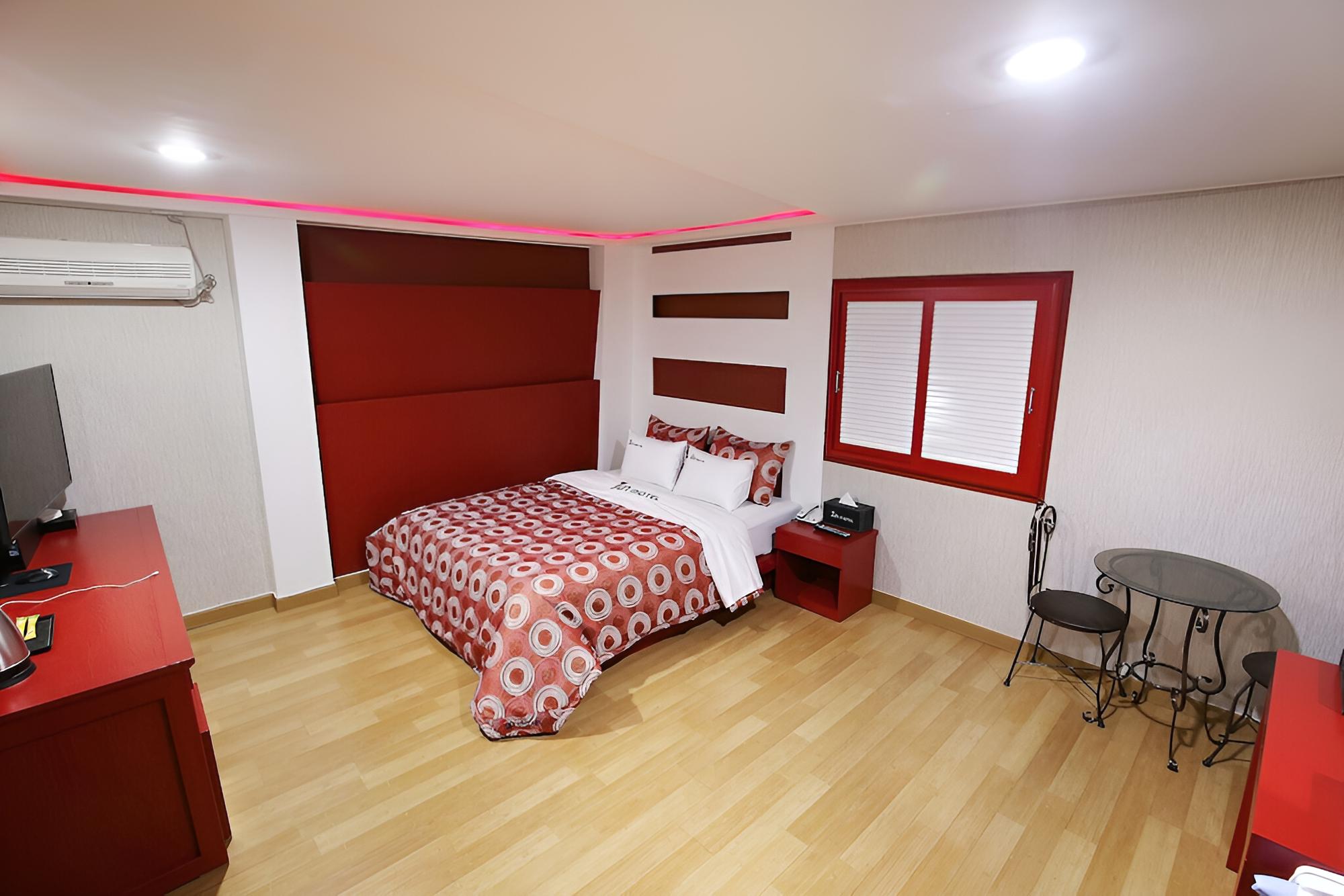 Room (Suite room RED) - Photo 6