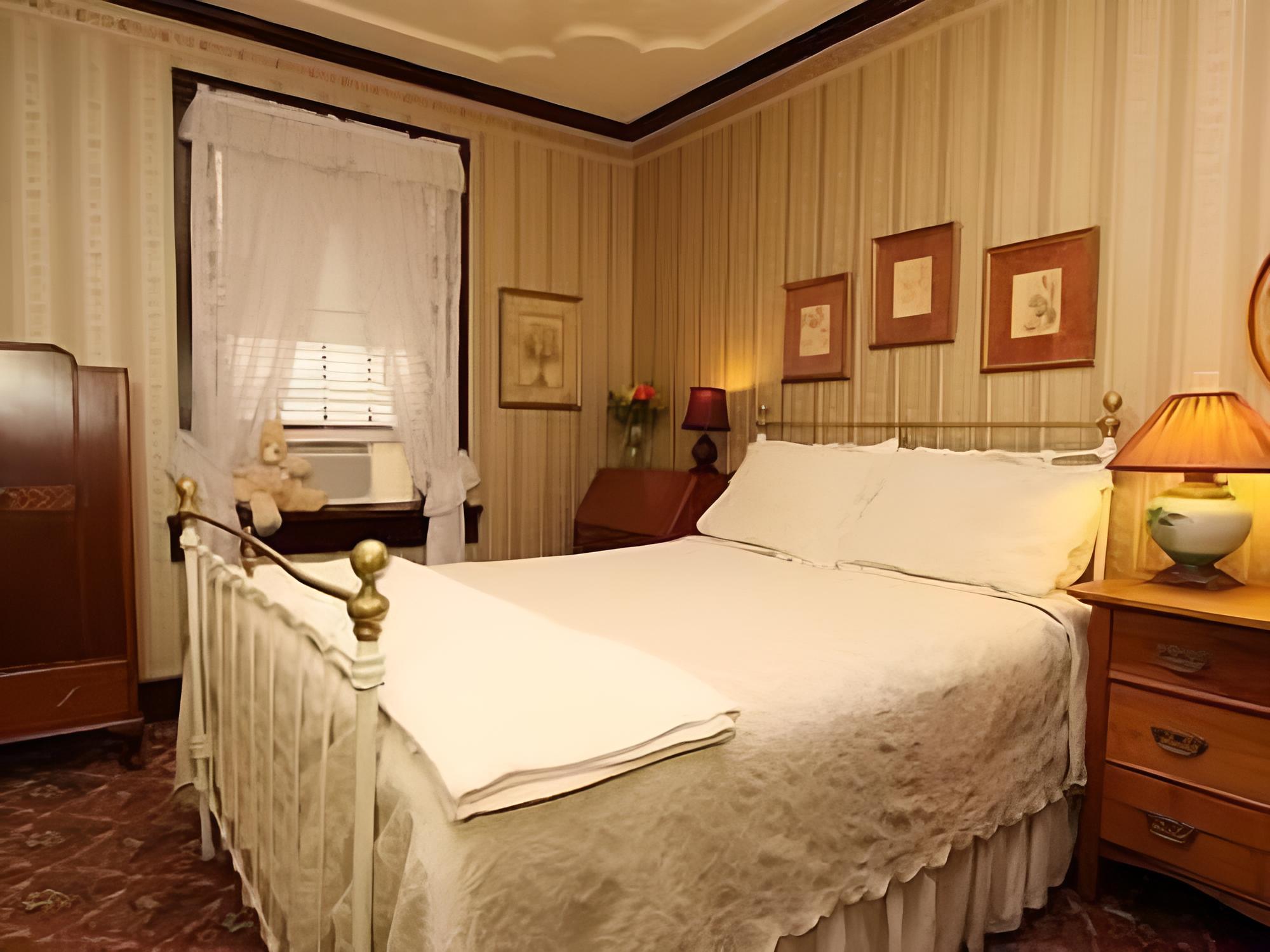 #10 Historic Queen Room