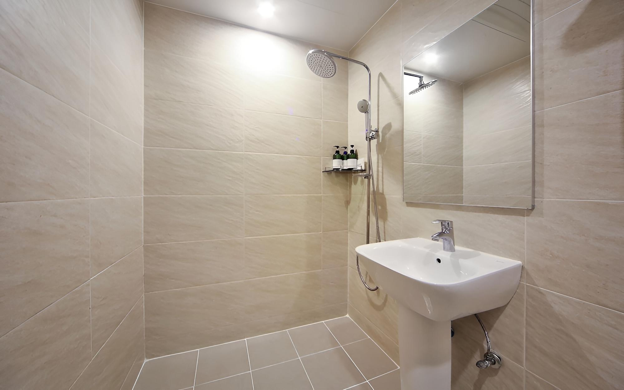 Room (Standard (air purifier Netflix availa)