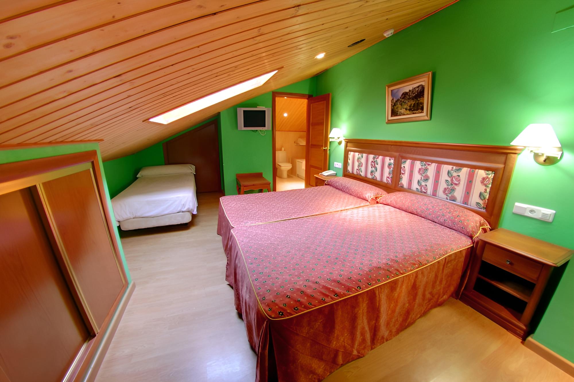 Triple Room (con bañera de hidromasaje ) photo 1